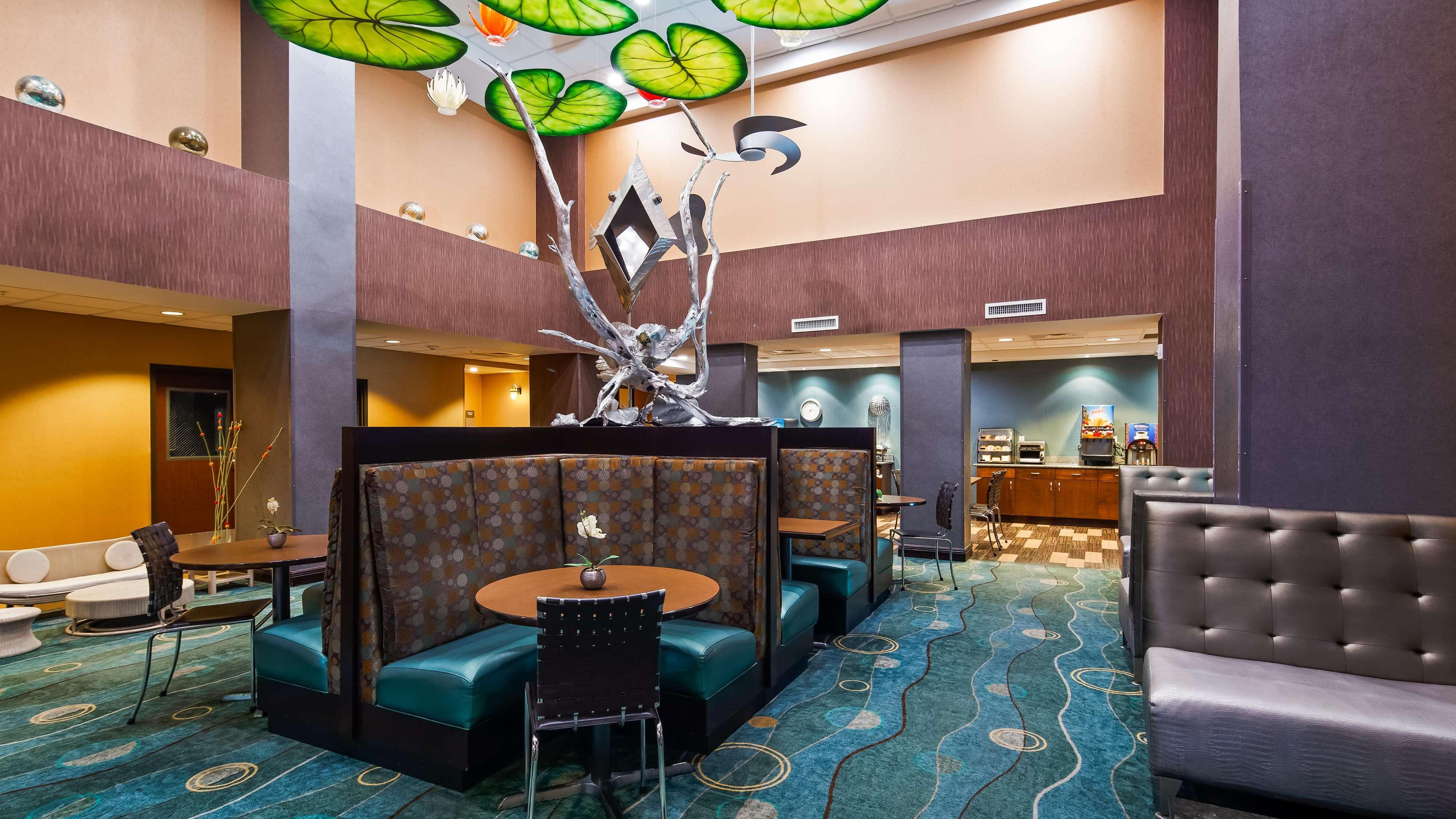 Best Western Plus Chain of Lakes Inn & Suites