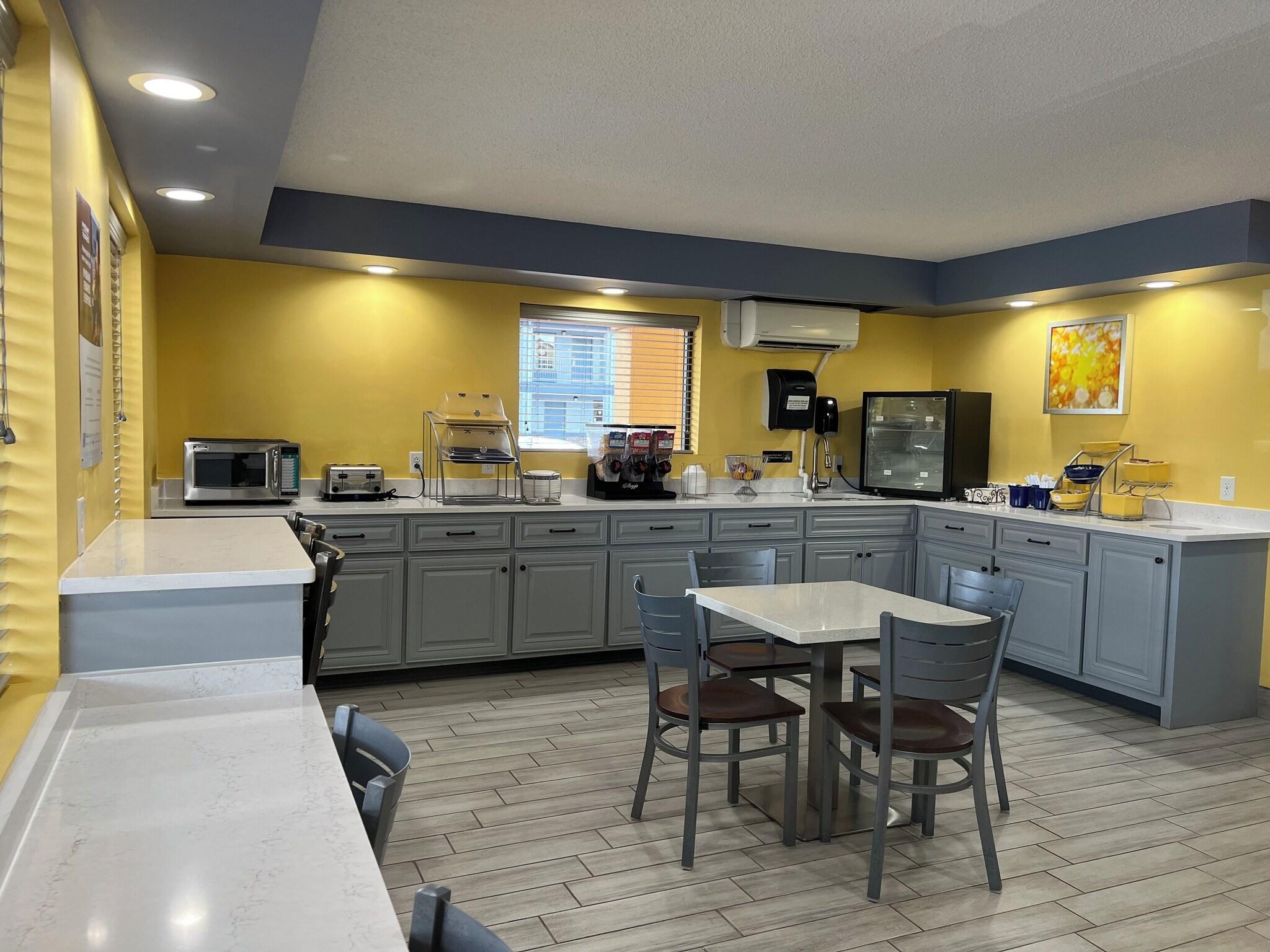 Days Inn & Suites Warner Robins Near Robins Afb