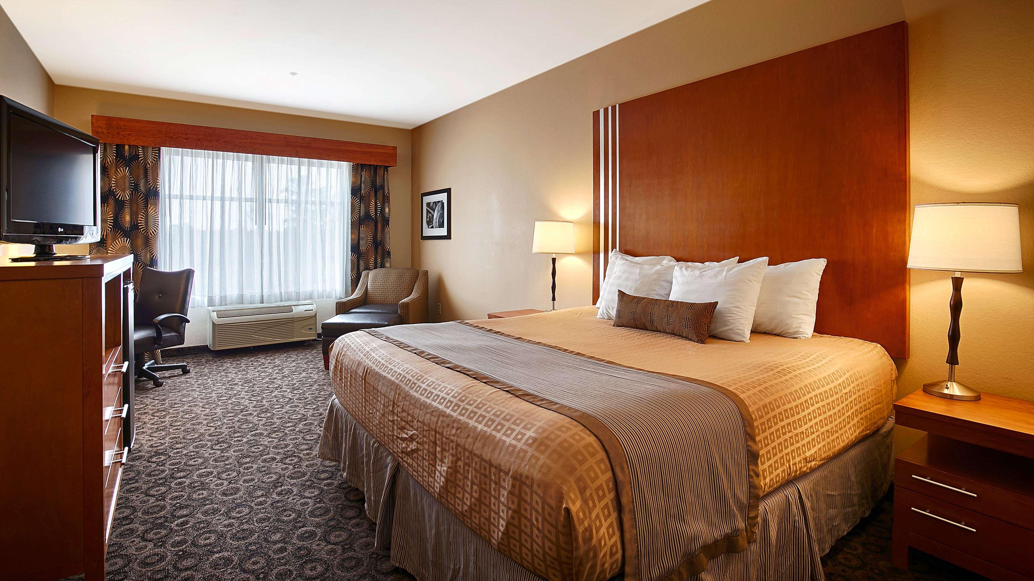 Best Western Plus Rose City Conference Center Inn