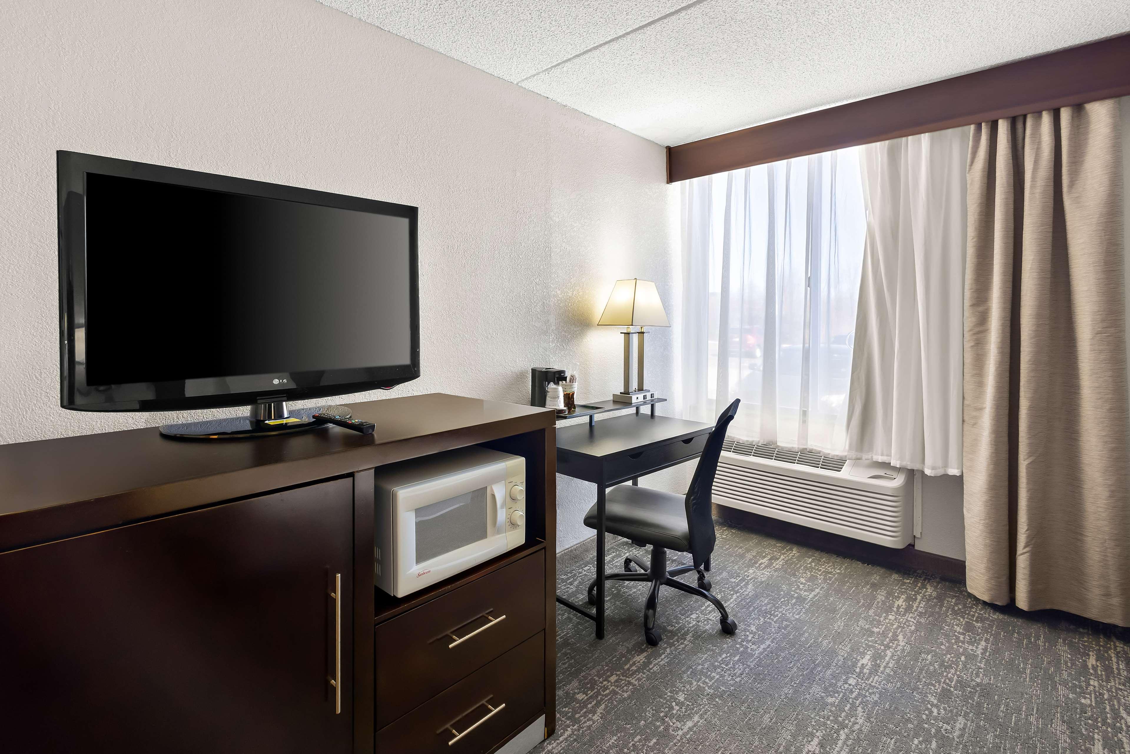 Best Western Luxbury Inn Fort Wayne