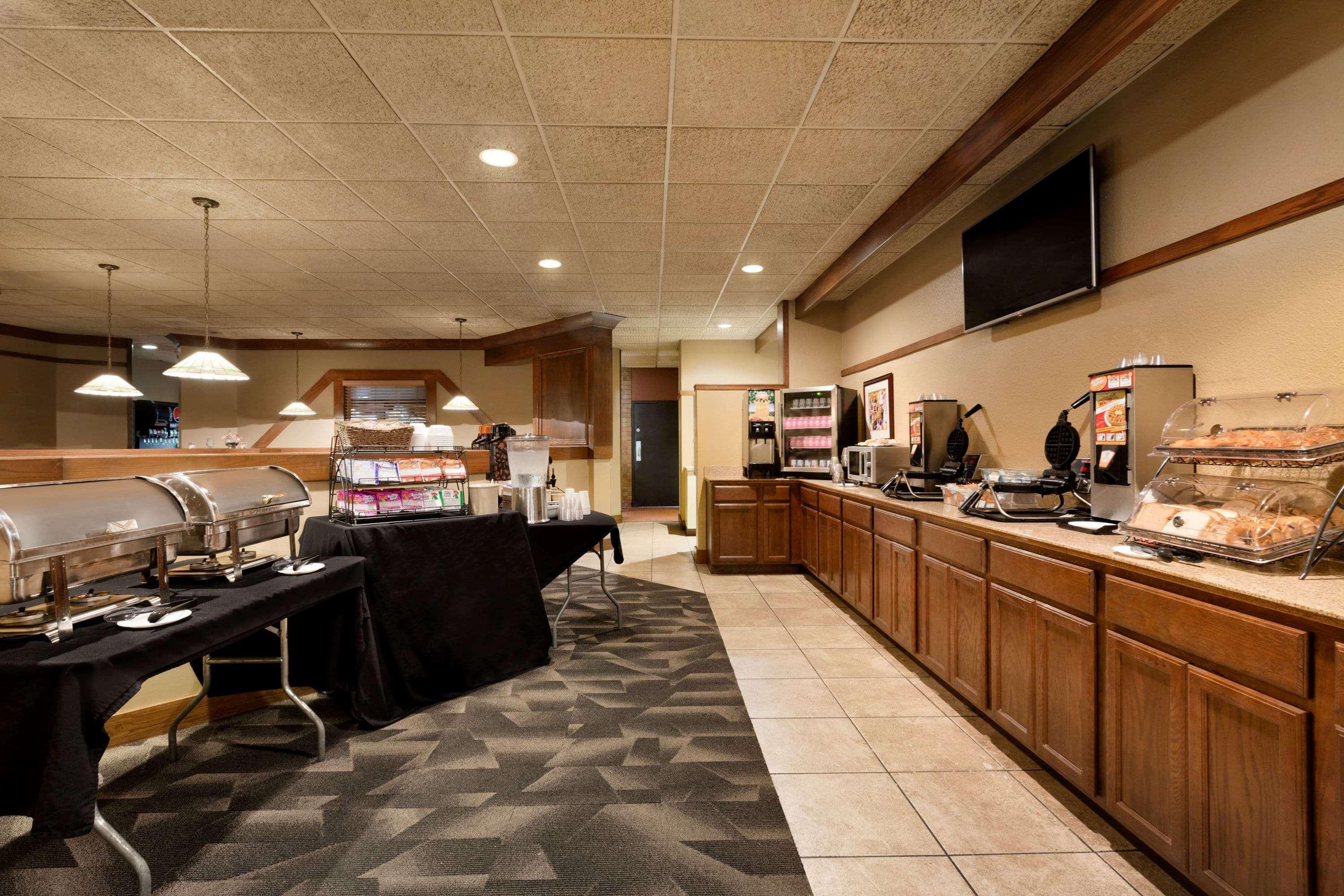 Ramada Inn By Wyndham Doublewood Fargo
