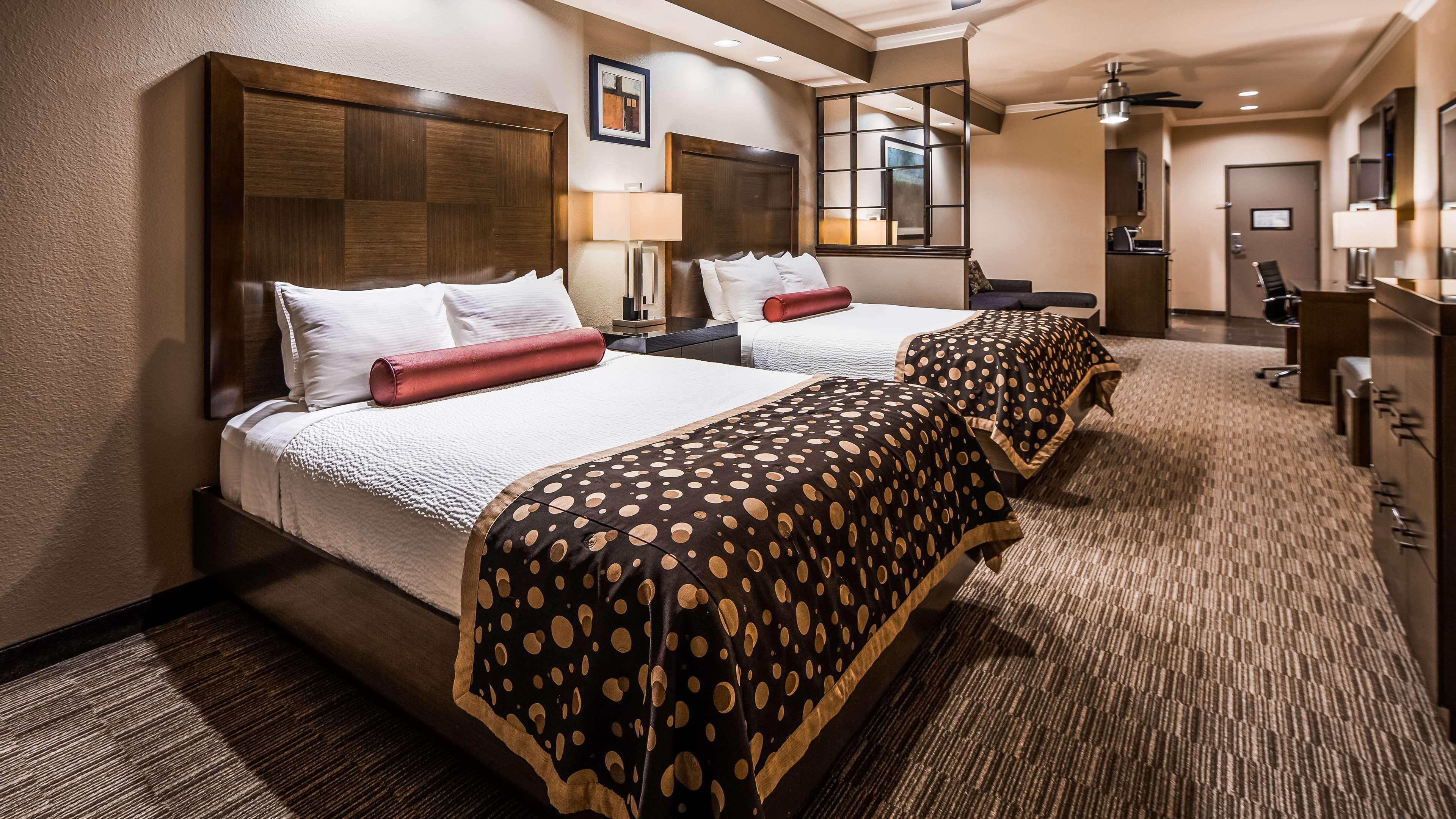 Best Western Premier Crown Chase Inn & Suites