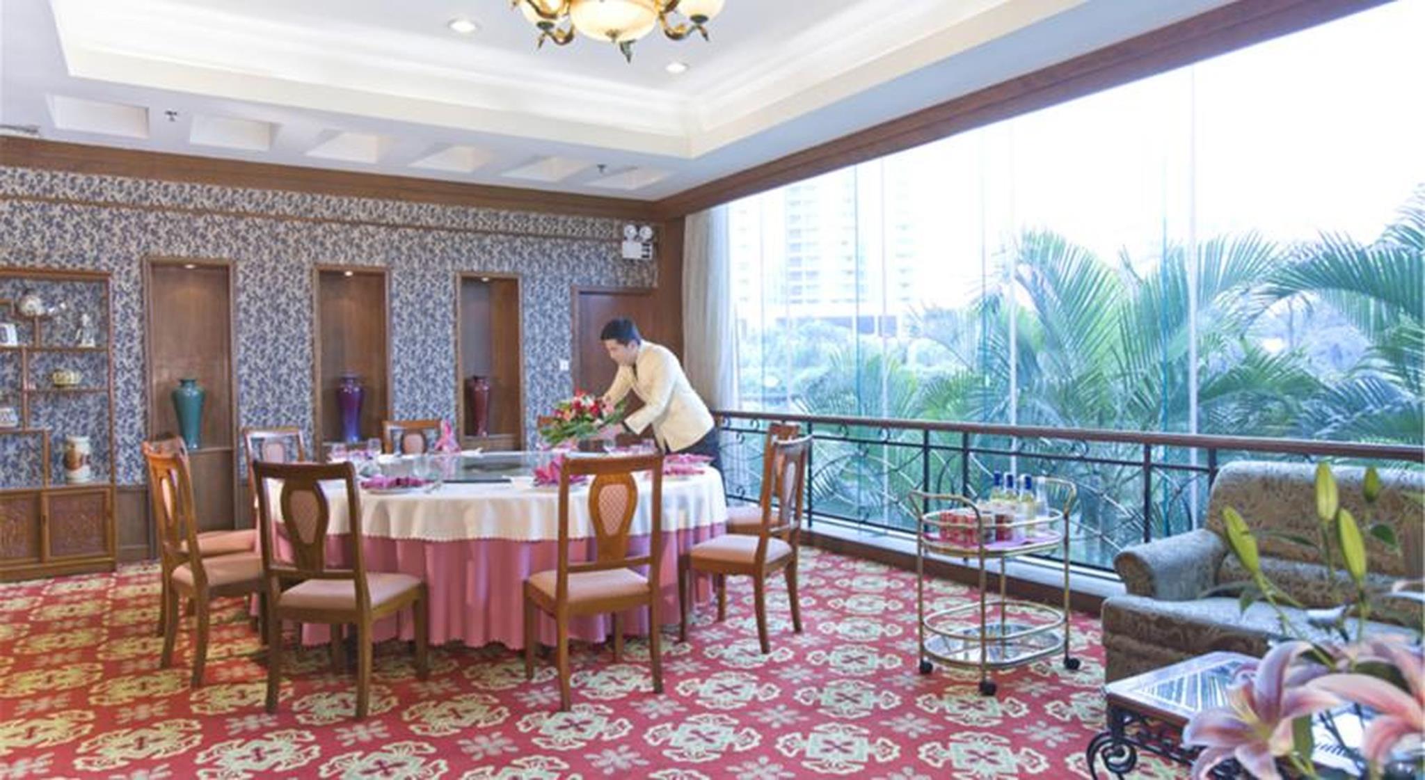 Fenggang Gladden Hotel