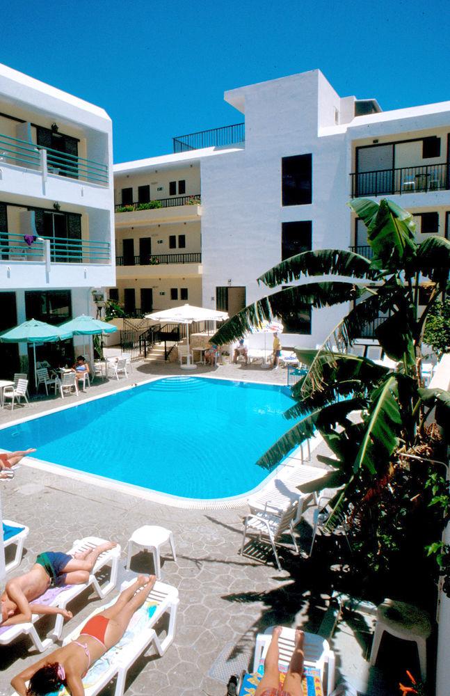 Poseidon Hotel and Apartments - photo