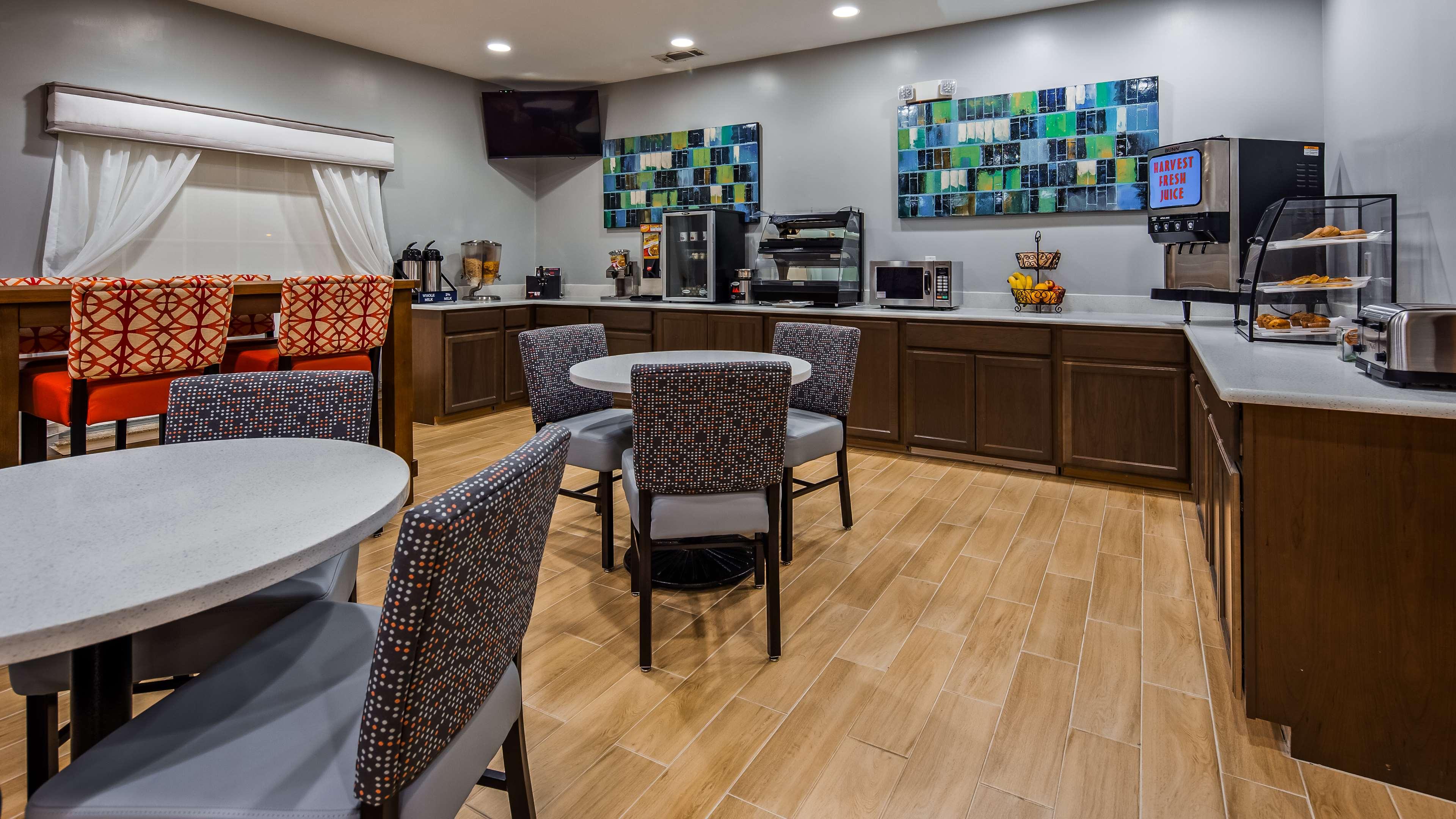 Best Western Club House Inn & Suites