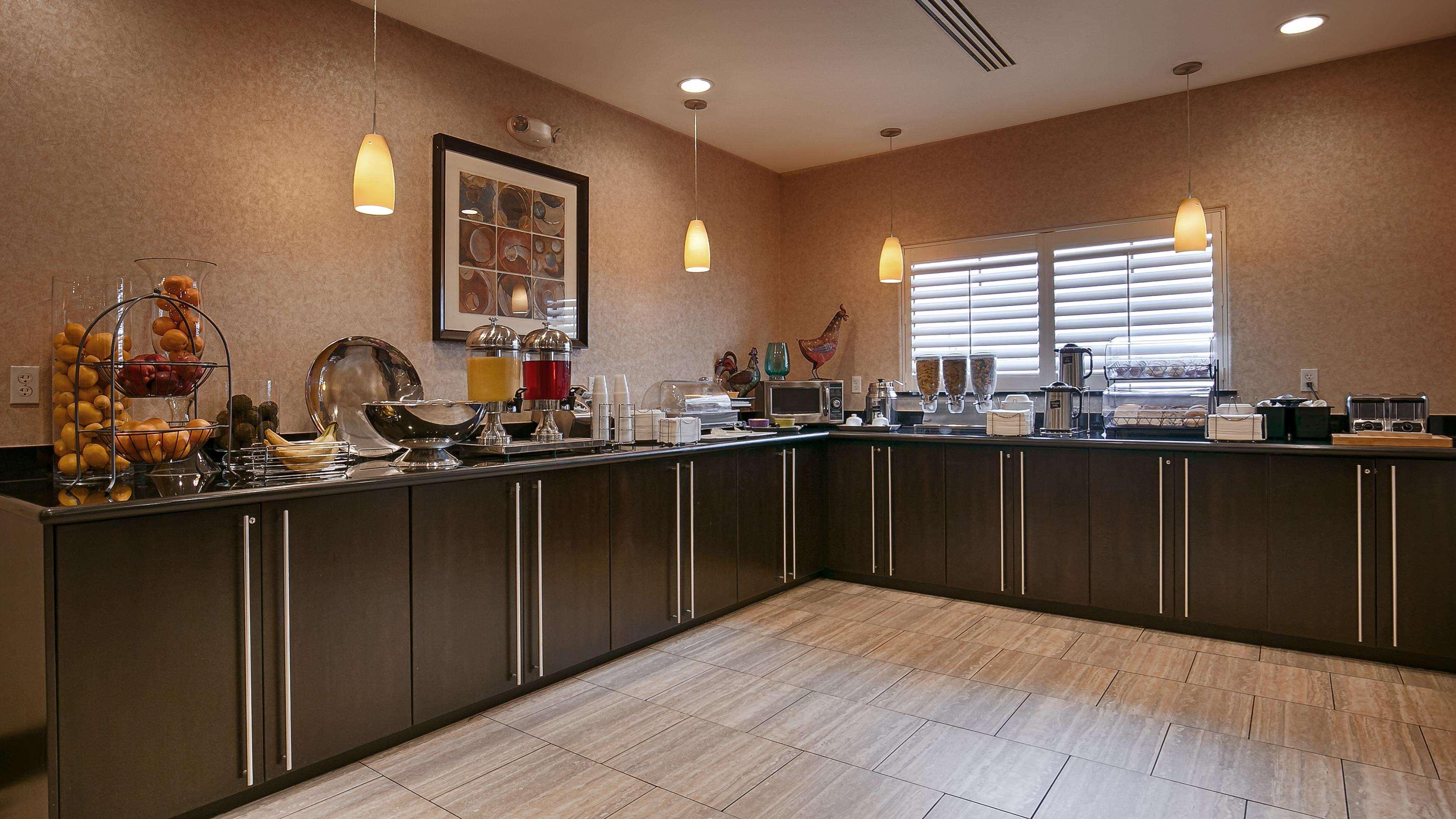Best Western Plus Lytle Inn & Suites