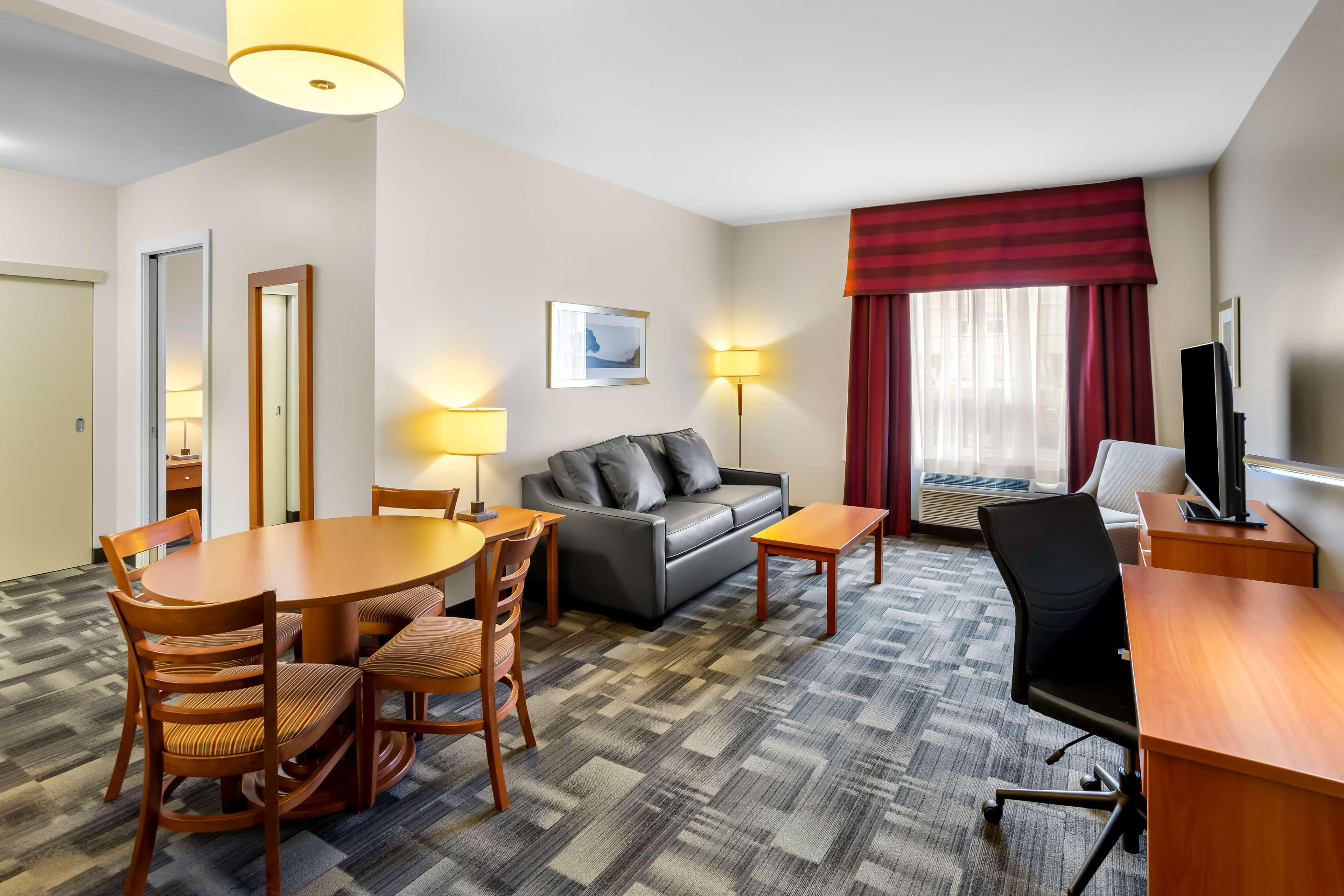 Best Western Thompson Hotel & Suites