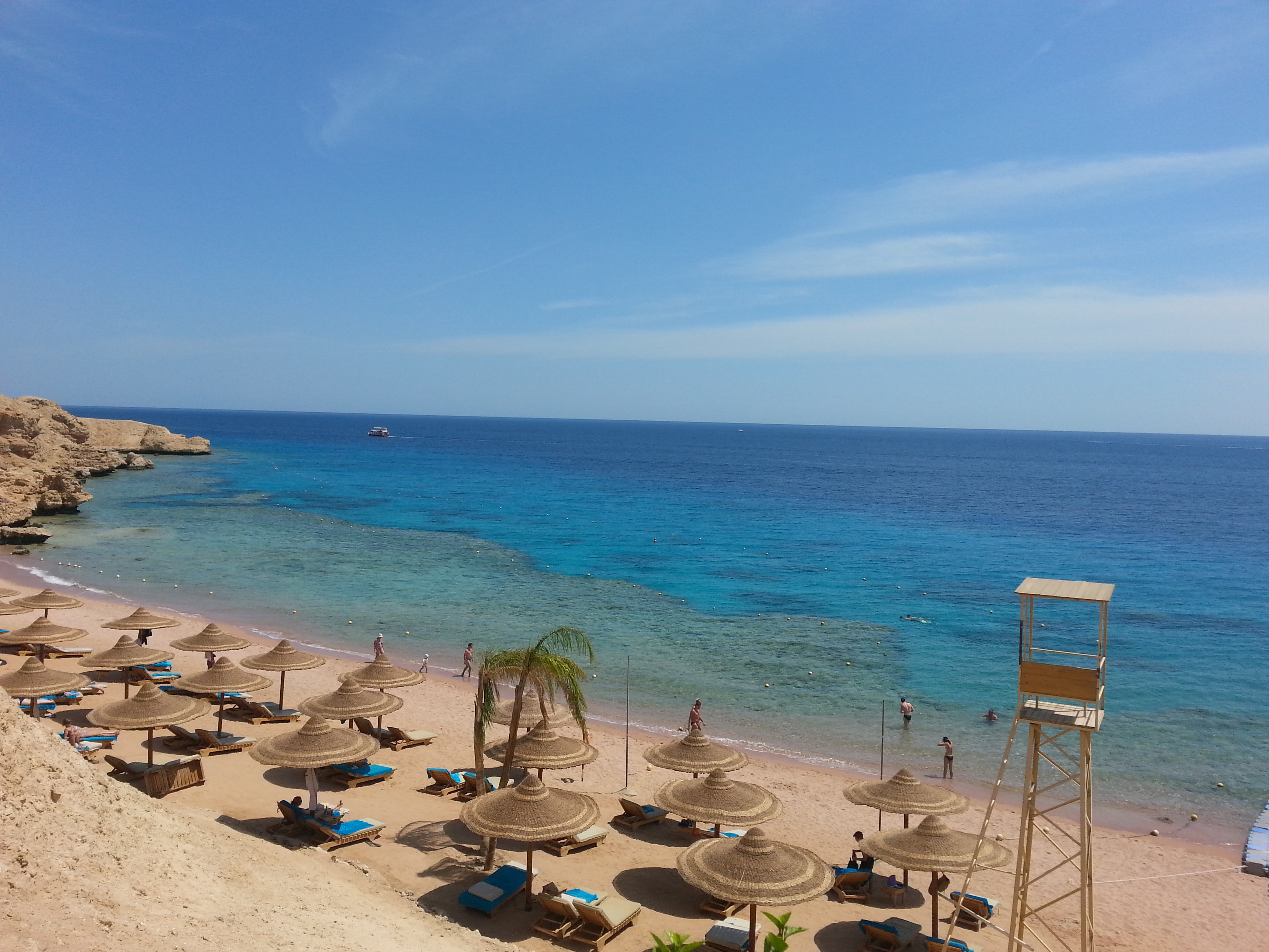 Foto de Playa del Resort Movenpick con calas medianas