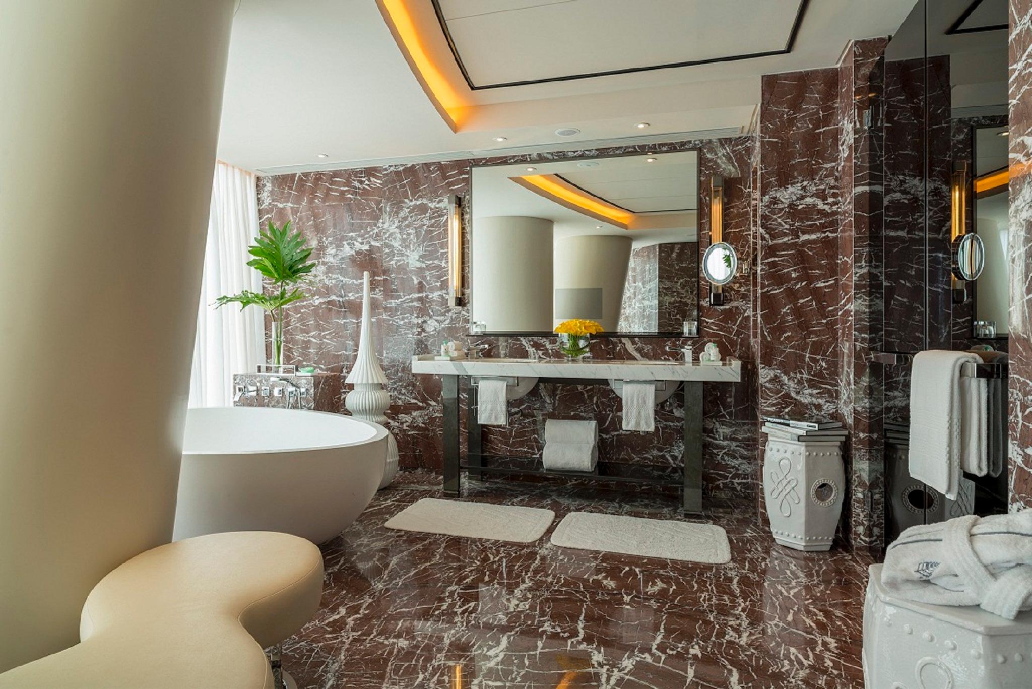 Four Seasons Hotel by null