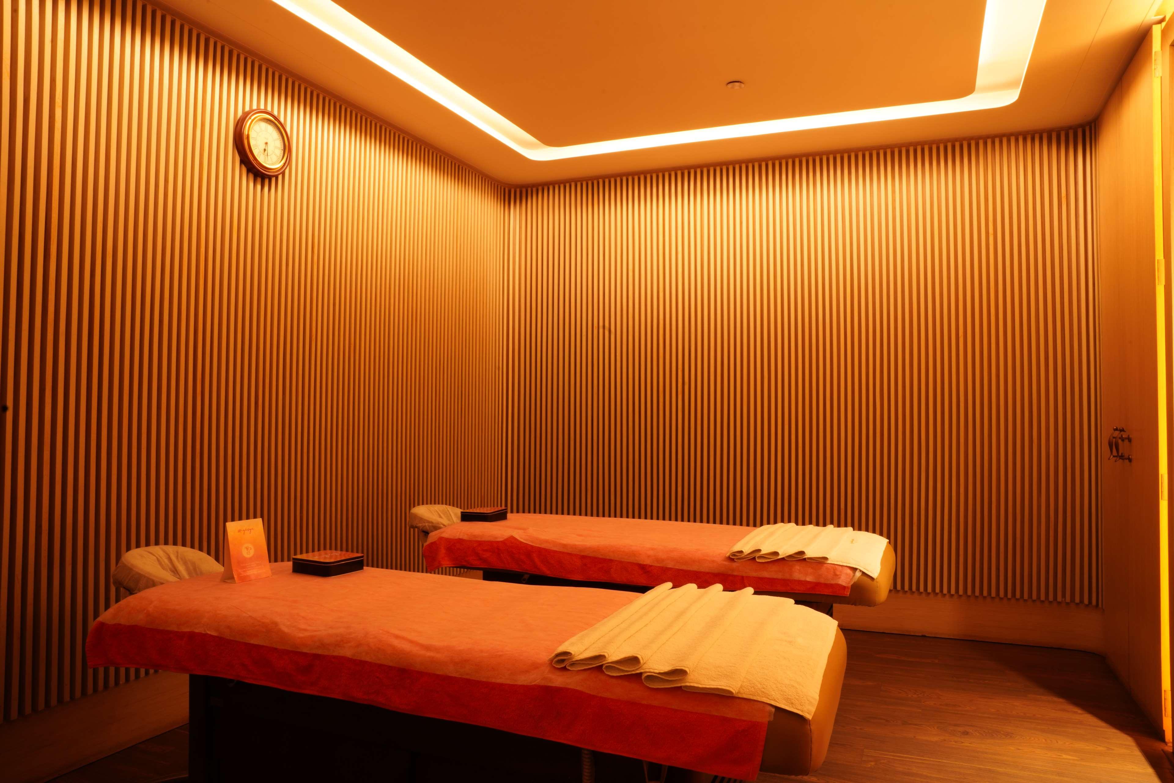 Radisson Blu Plaza Hotel Hyderabad Banjara Hills