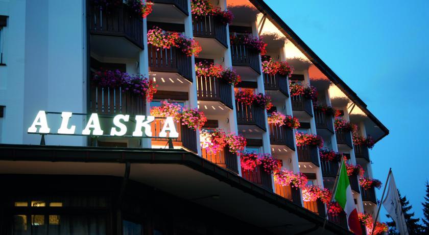 Alaska Hotel Cortina by null