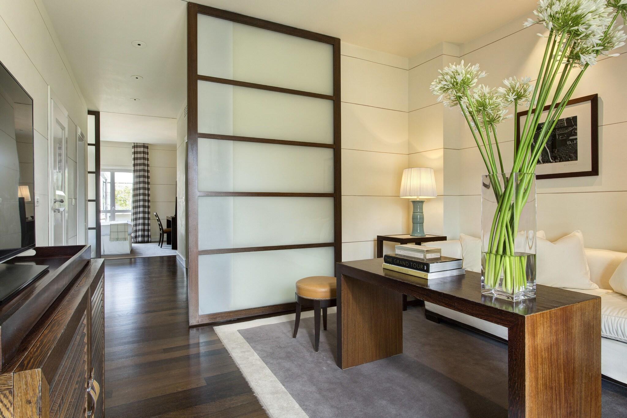 Gallery Hotel Art by null