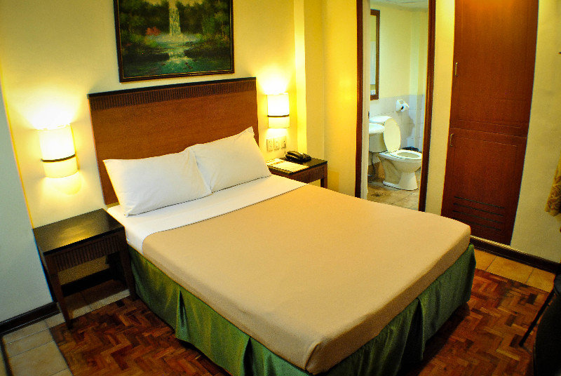 Royale Parc Inn & Suites Annapolis Cubao