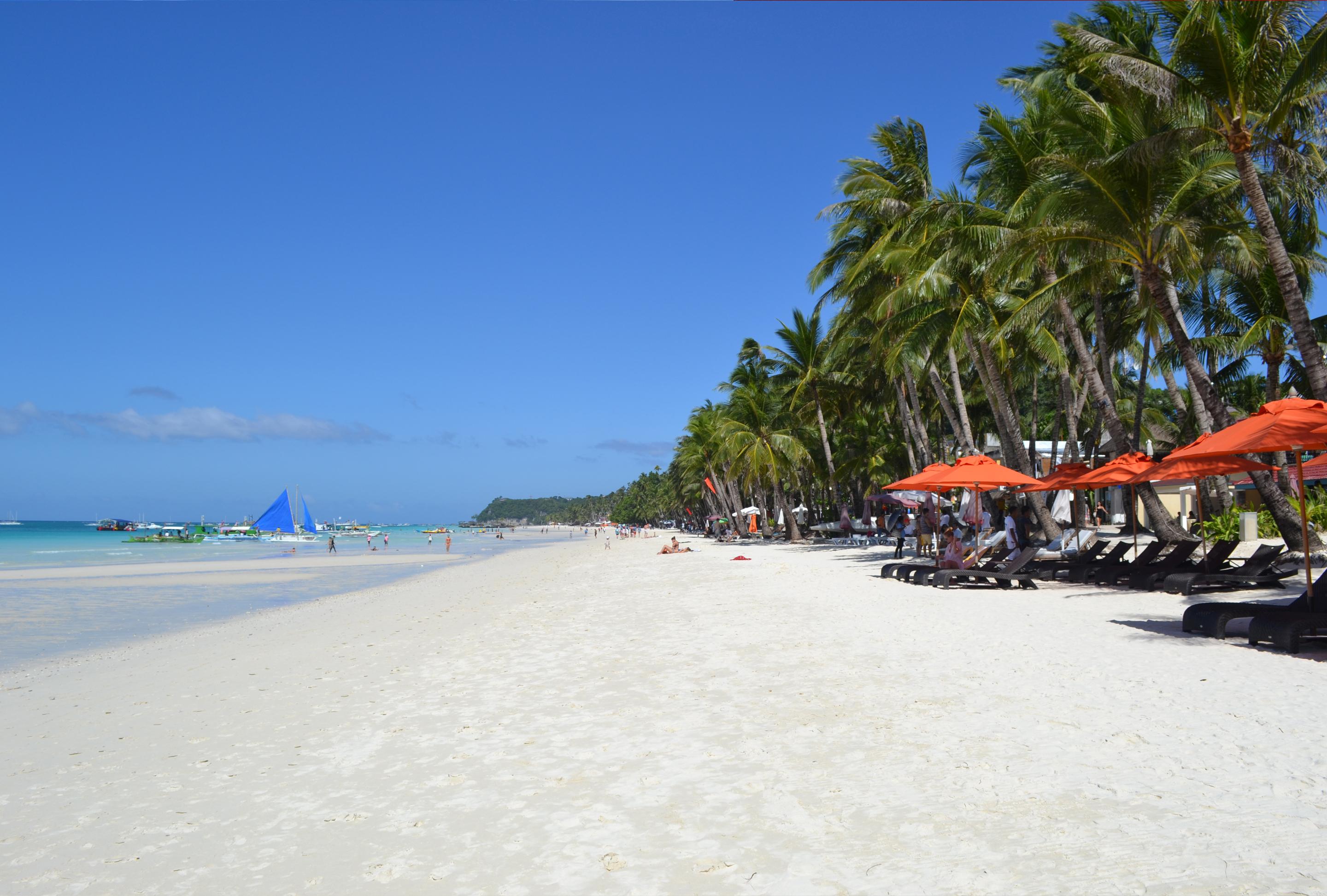 Foto de Playa de Boracay con agua cristalina superficie