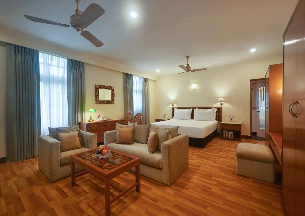 Double Deluxe Room (Queen or Twin)