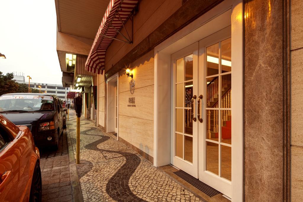 Ole London Hotel by null