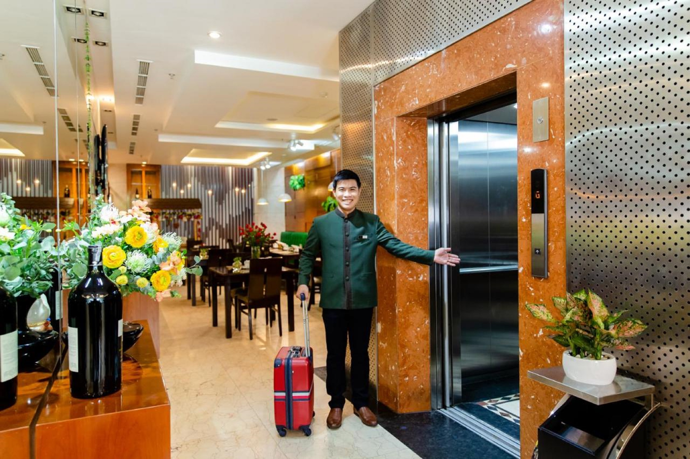 White Lotus Hotel, Quận 1