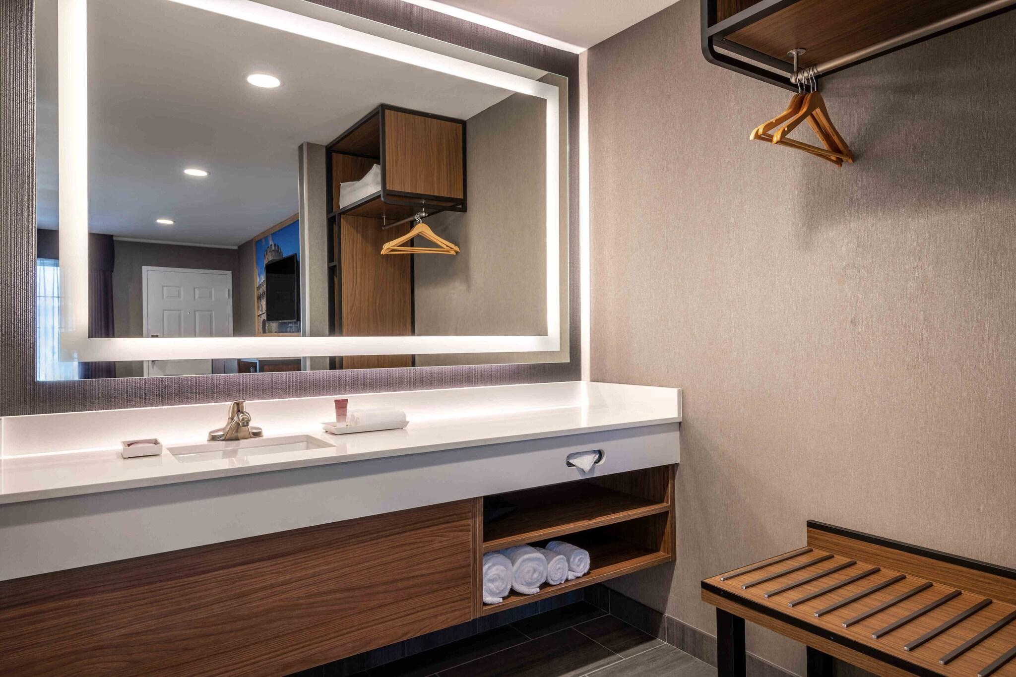 Camelot Inn & Suites