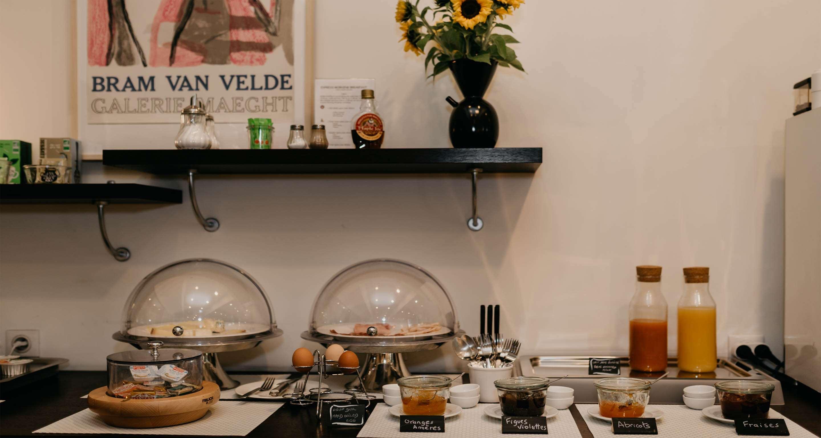 Hotel De Verdun 1882 by null