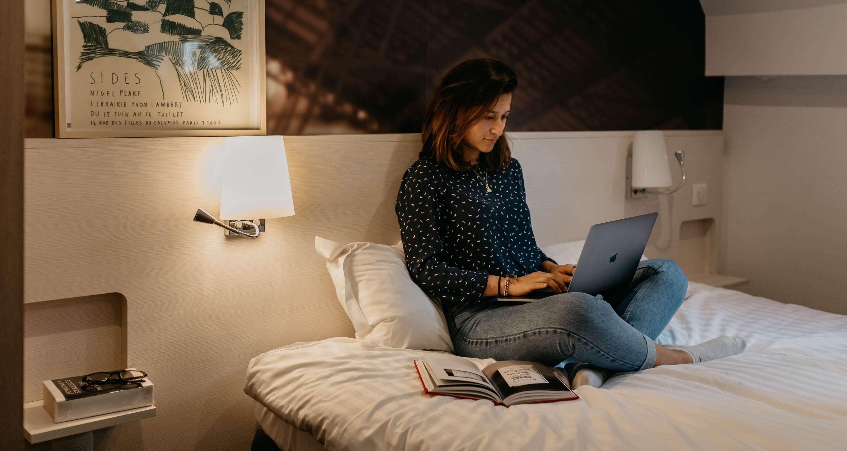 Hotel De Verdun 1882 by null