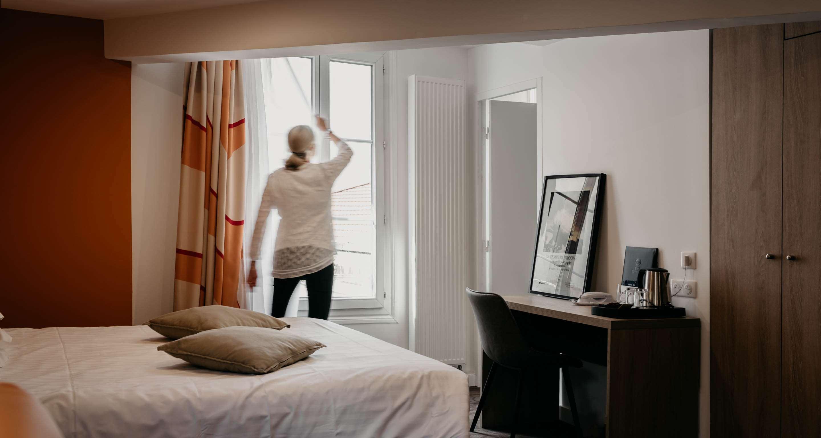 Hotel De Verdun 1882 by null