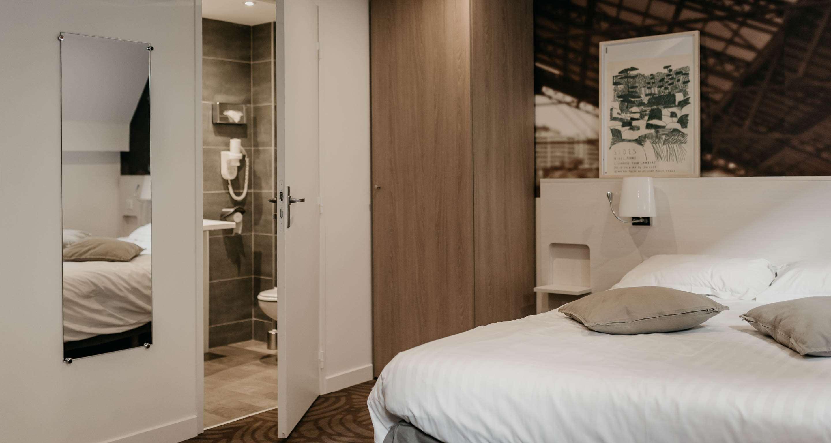 Hotel De Verdun 1882 by null