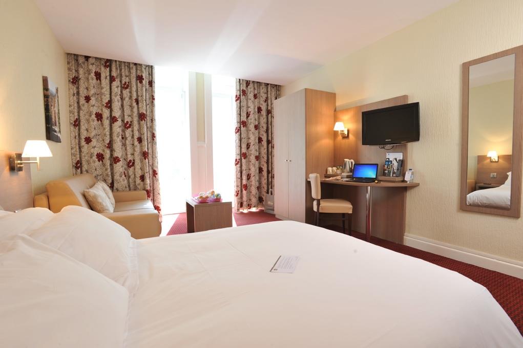 Hotel De Verdun 1882 by null