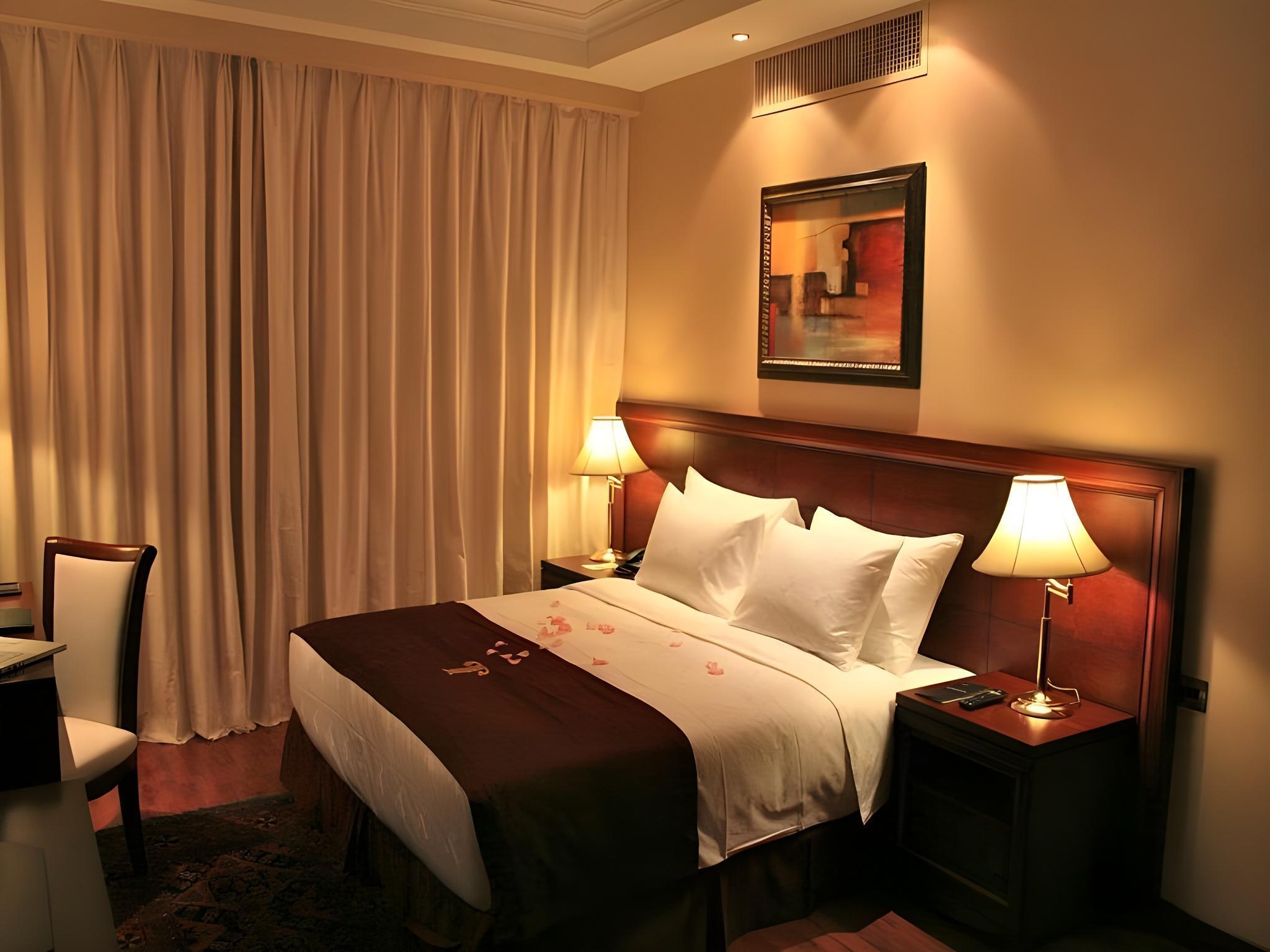 TRIANON ROYAL HOTEL