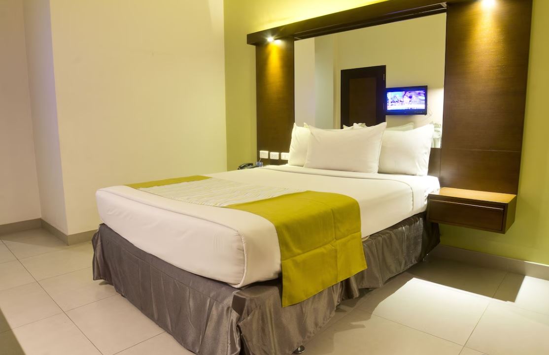 Microtel By Wyndham Acropolis