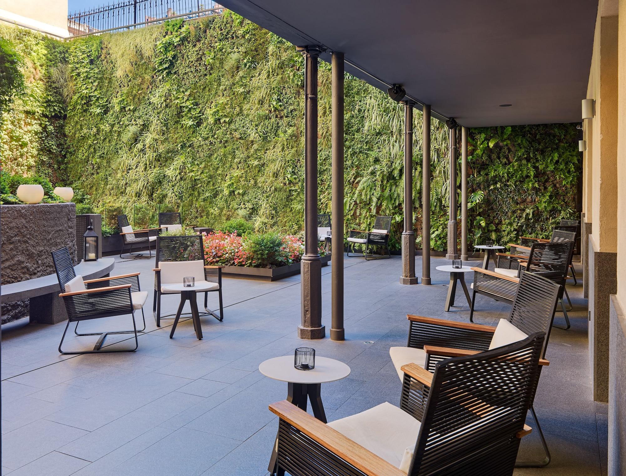 H10 Urquinaona Plaza by null