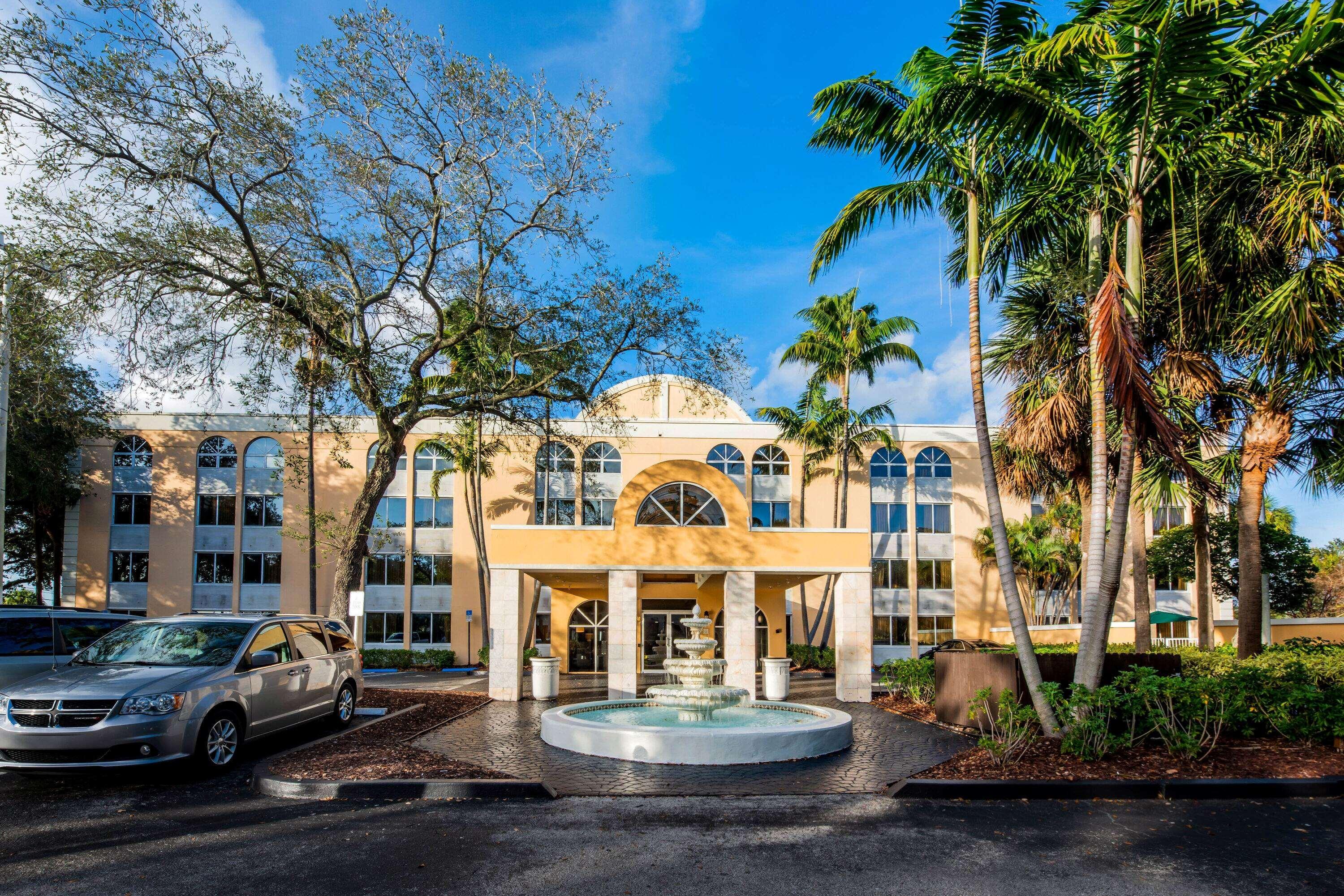 La Quinta Inn & Suites by Wyndham Fort Lauderdale Tamarac image