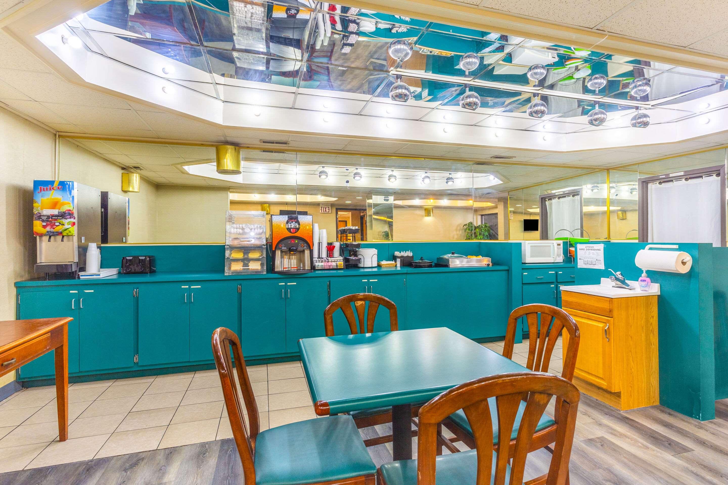 Econo Lodge & Suites Clarksville