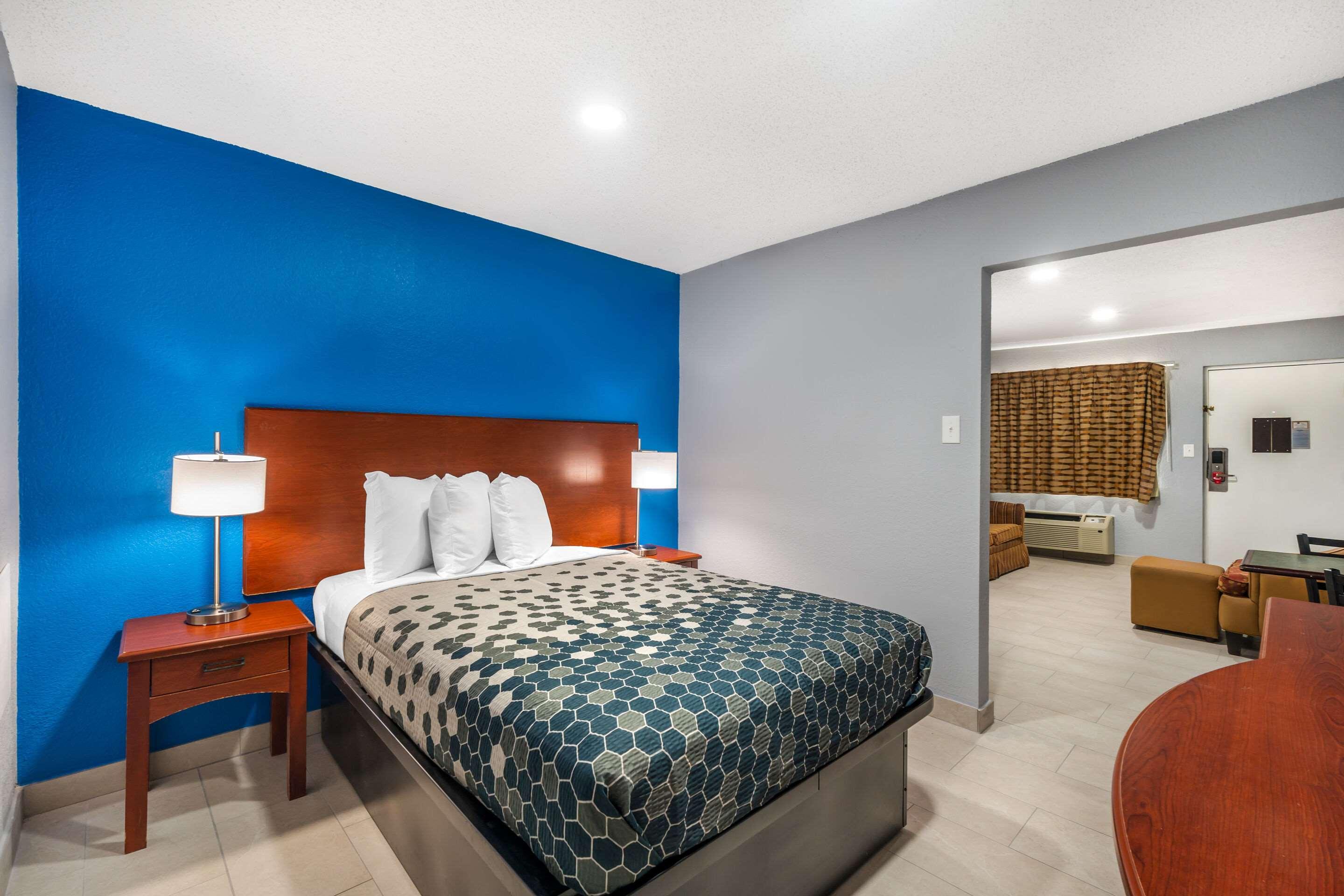 Econo Lodge Inn & Suites I-64 & US 13 Airport