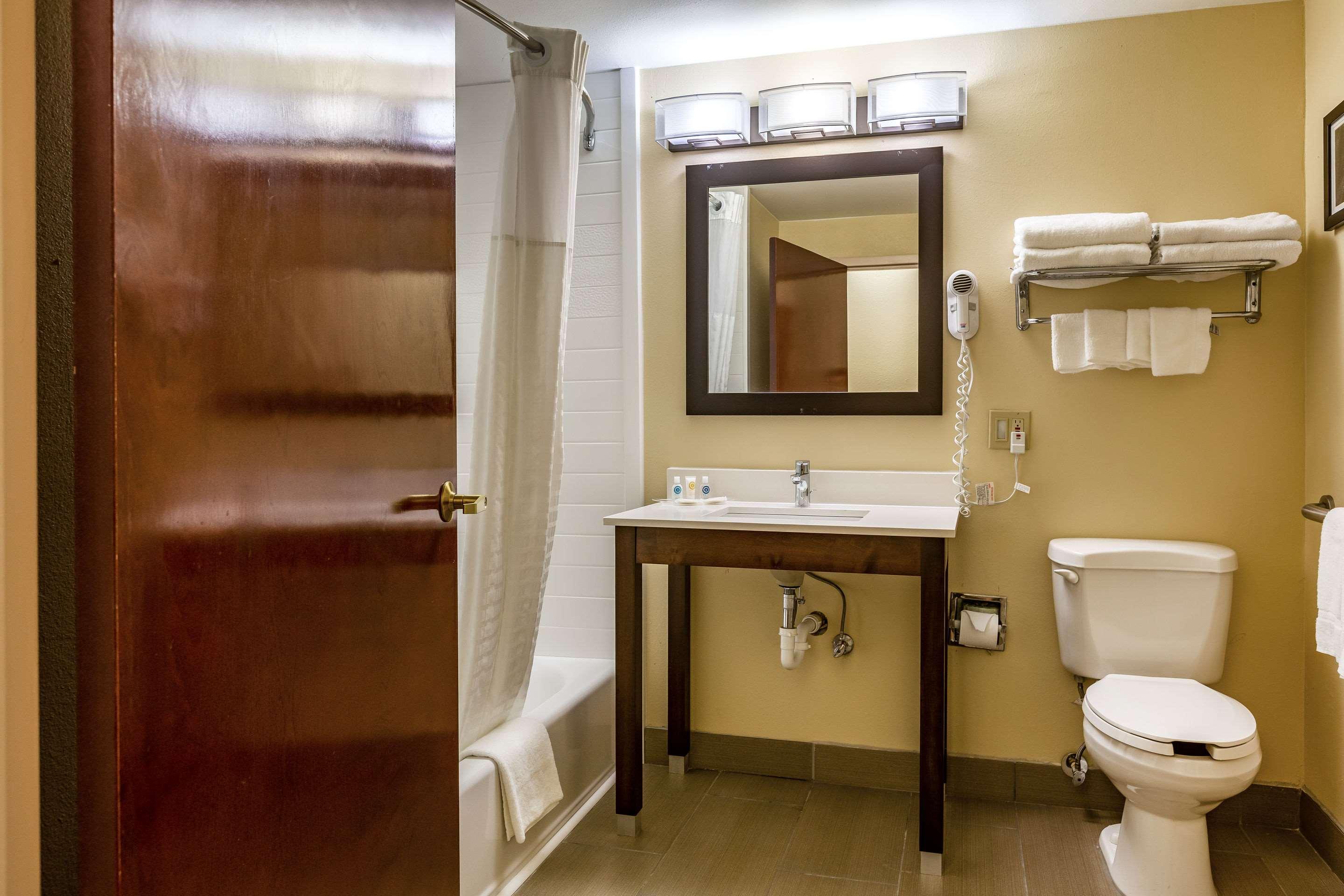 Comfort Suites near Robins Air Force Base