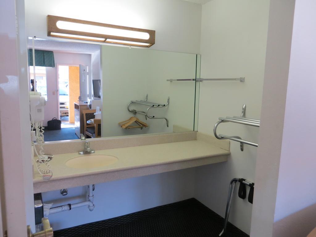 Riverside Inn and Suites