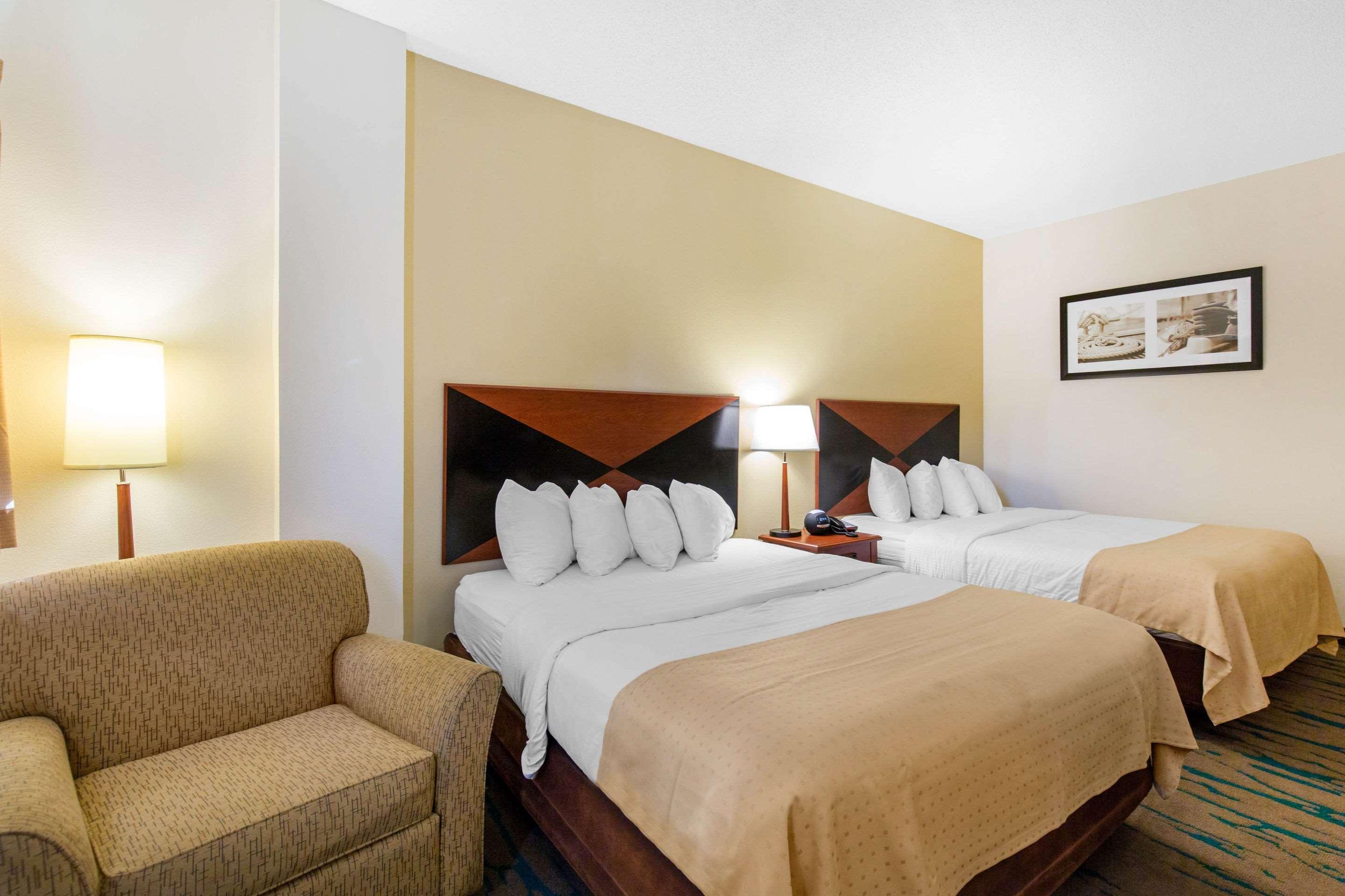 Gateway Hotel & Suites, Ascend Hotel Collection