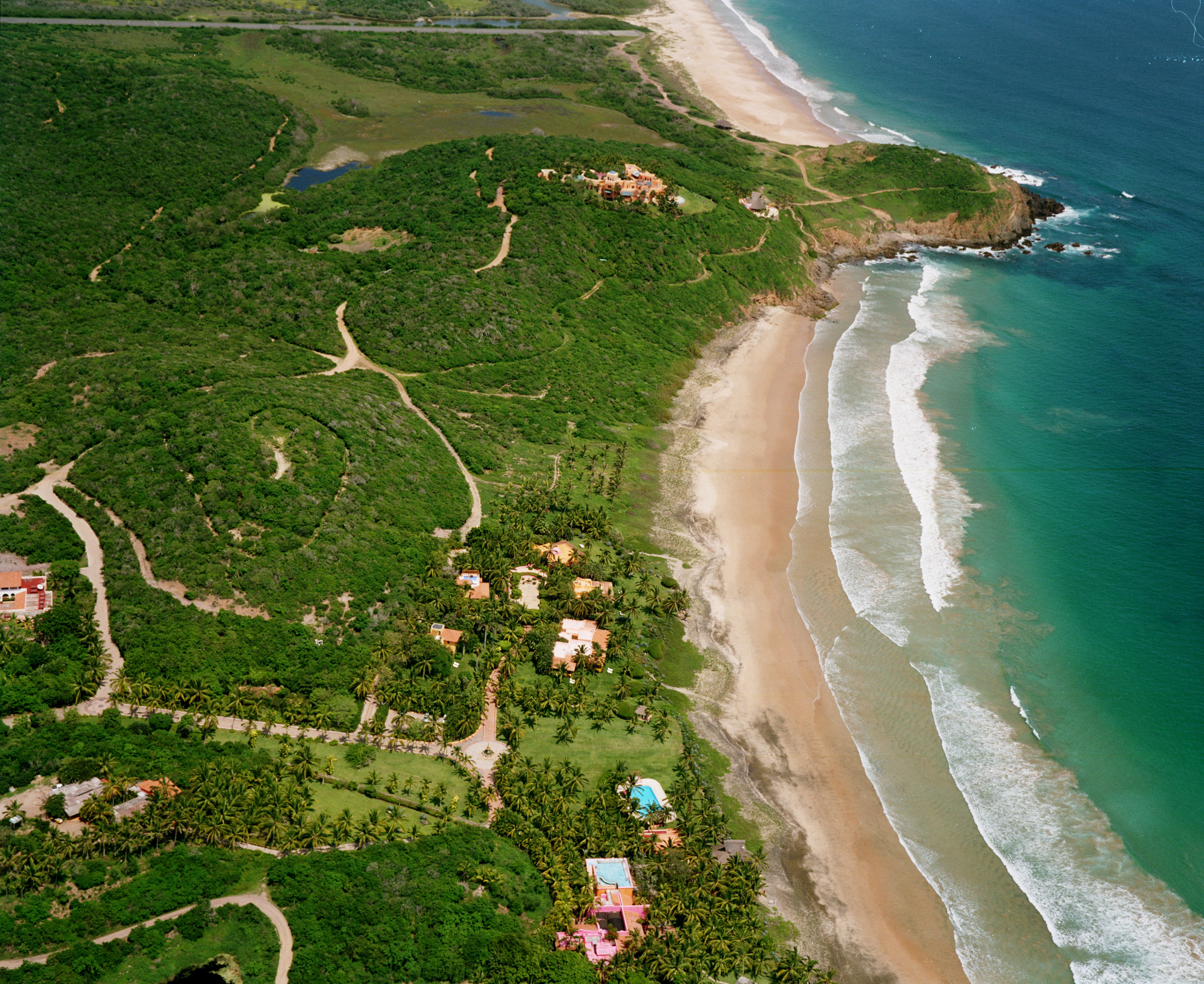 Alamandas beach的照片 带有碧绿色纯水表面