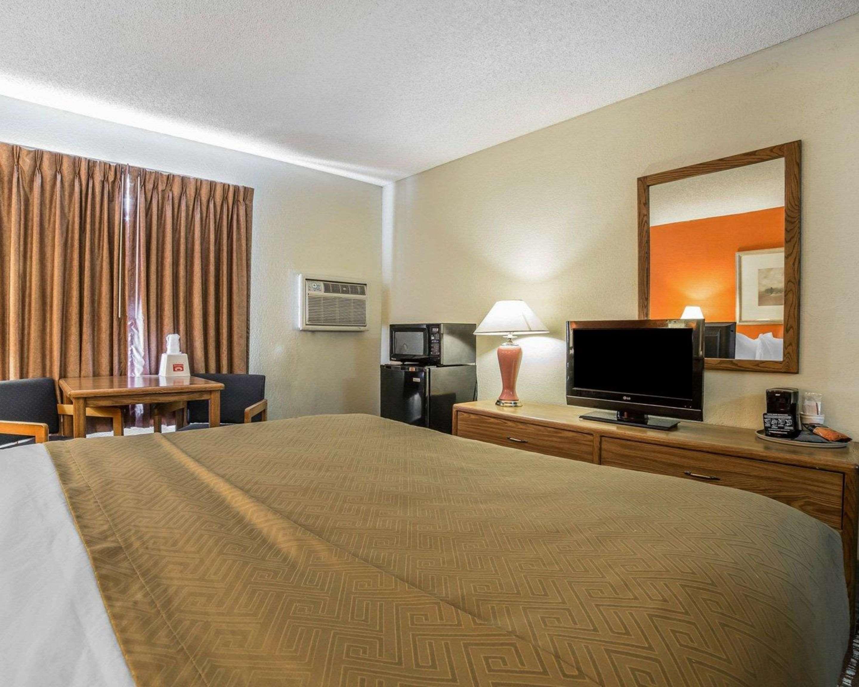 Econo Lodge West End