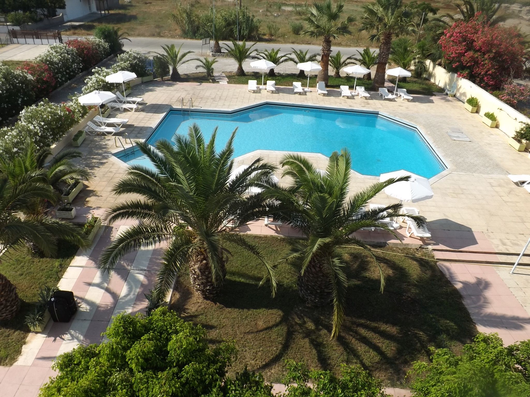 Leonidas Hotel And Studios - фото