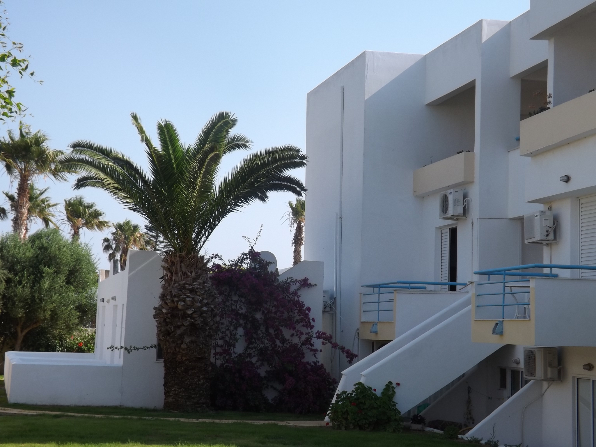 Leonidas Hotel And Studios - фото