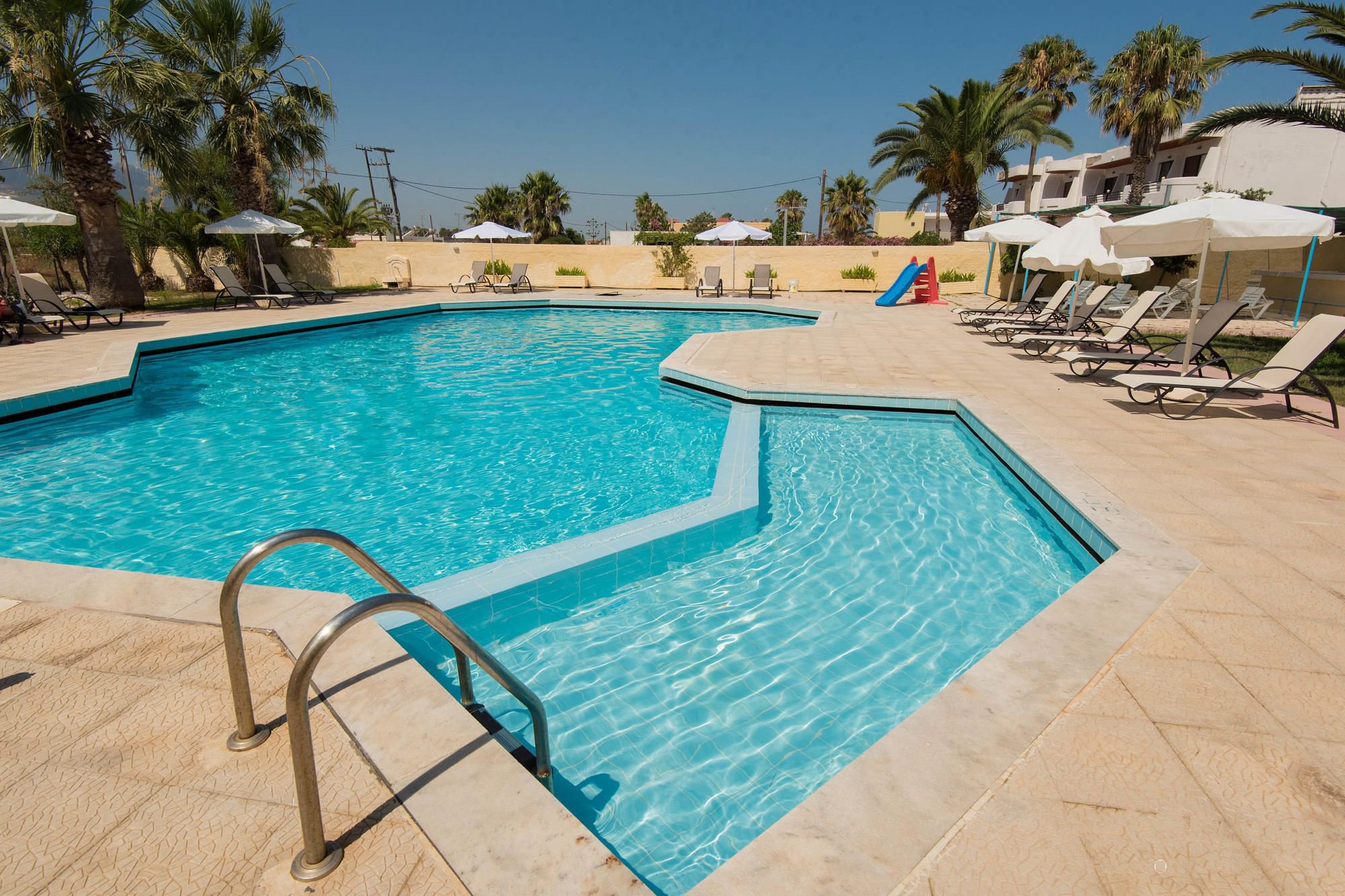 Leonidas Hotel And Studios - фото