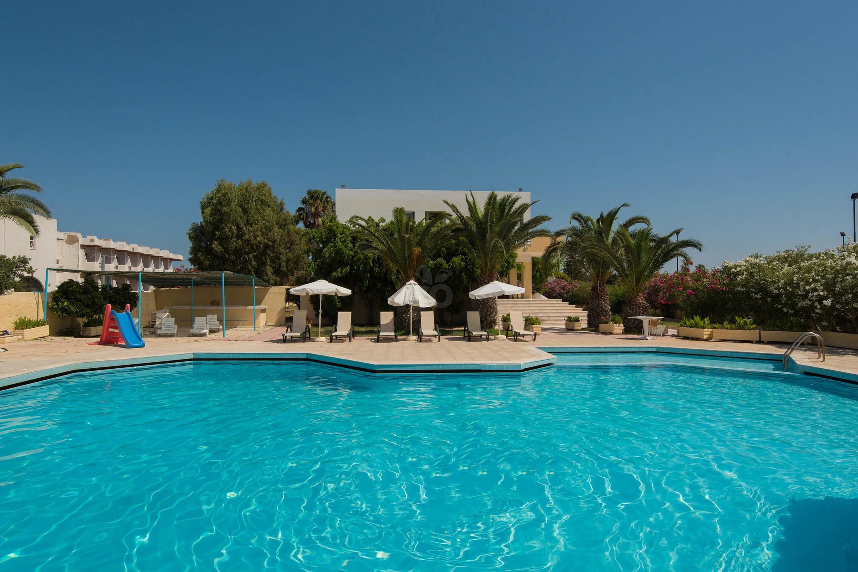 Leonidas Hotel And Studios - фото