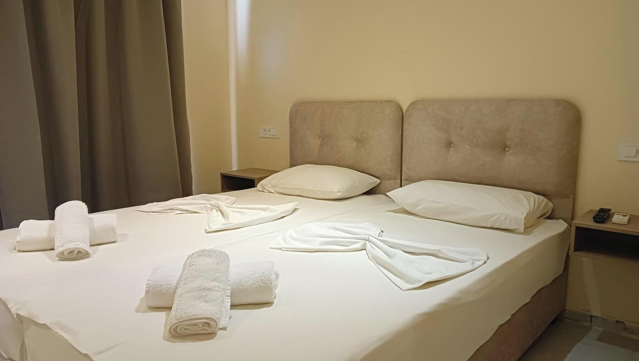 Leonidas Hotel and Studios by null