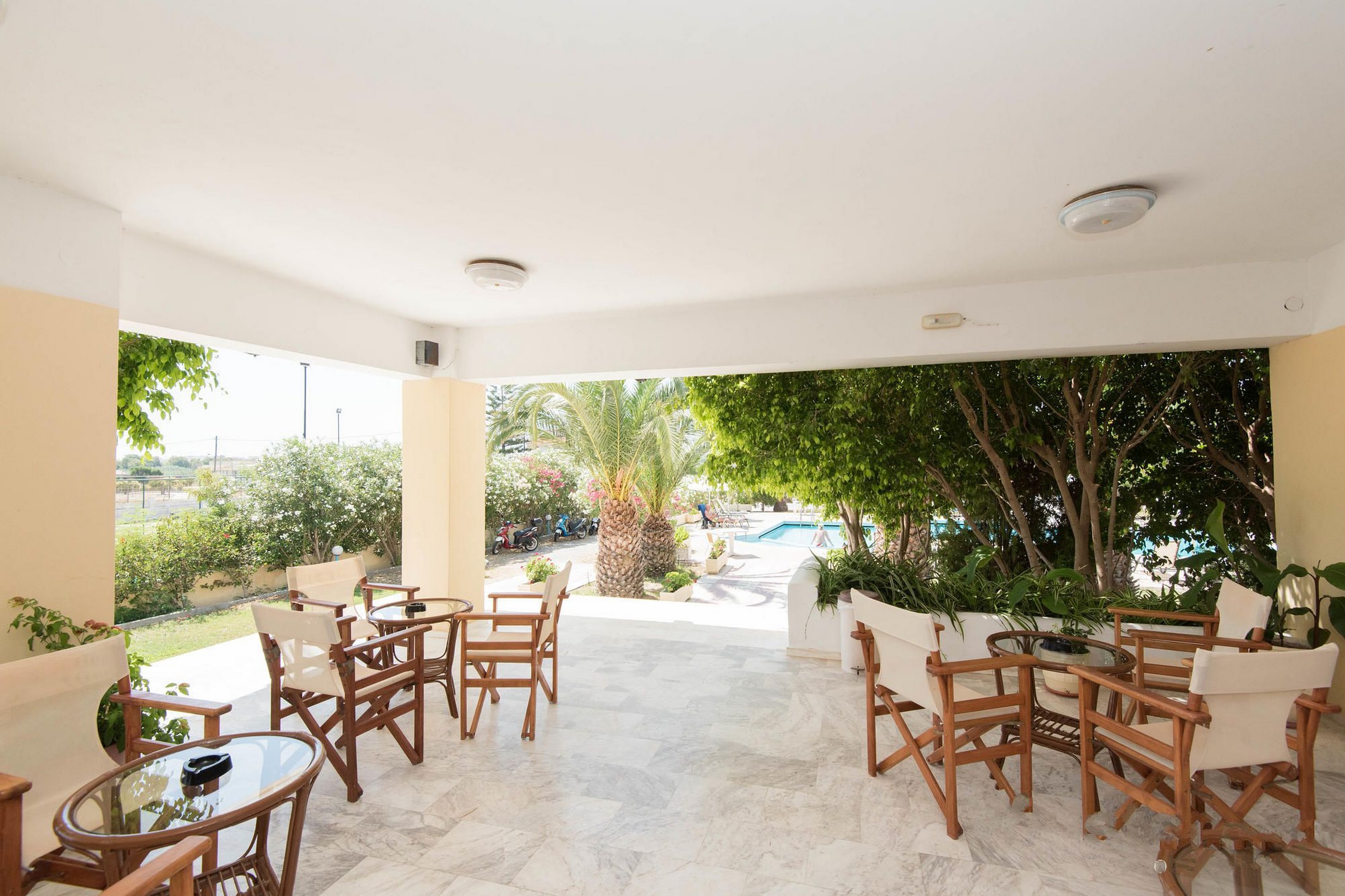 Leonidas Hotel And Studios - фото