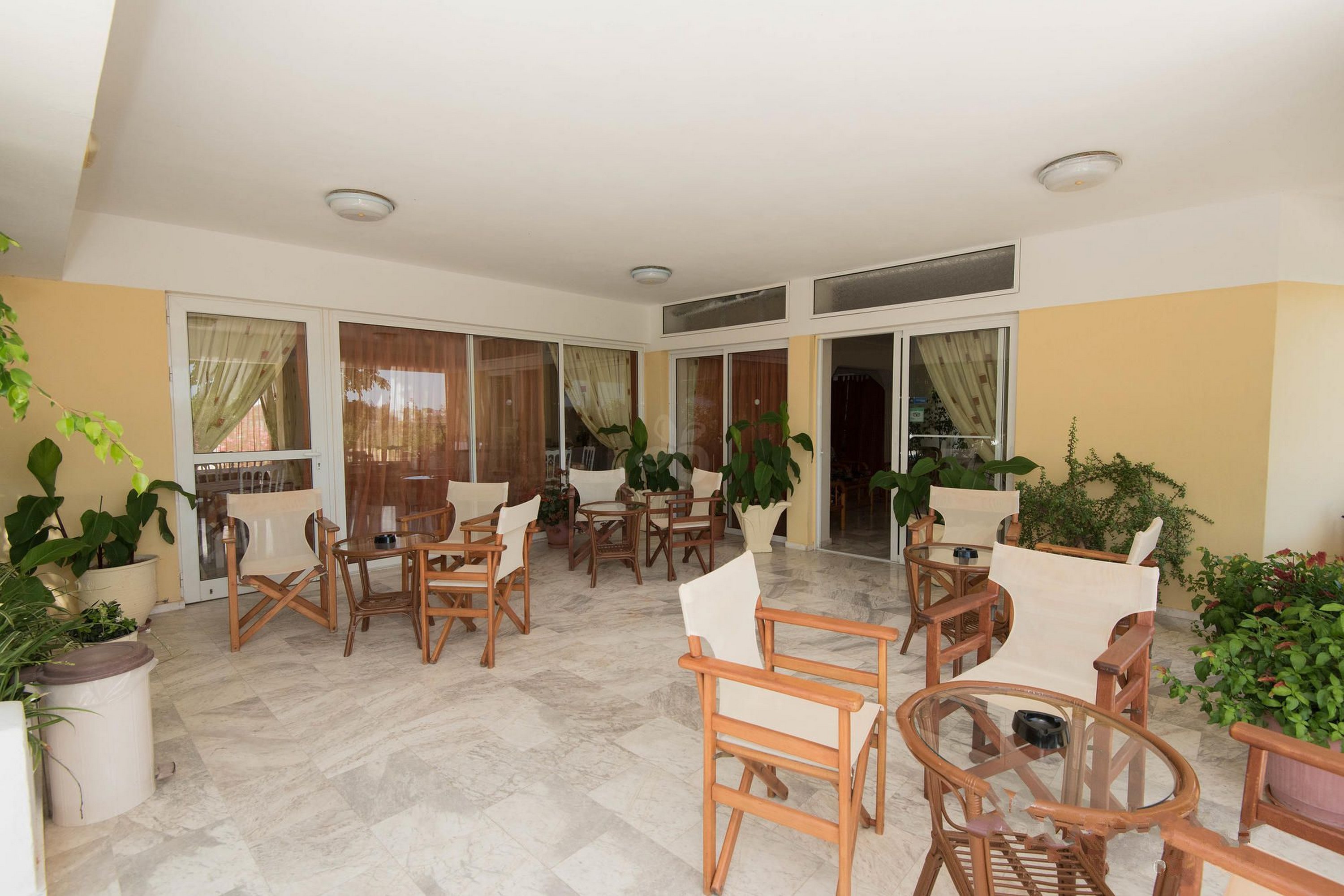 Leonidas Hotel And Studios - фото