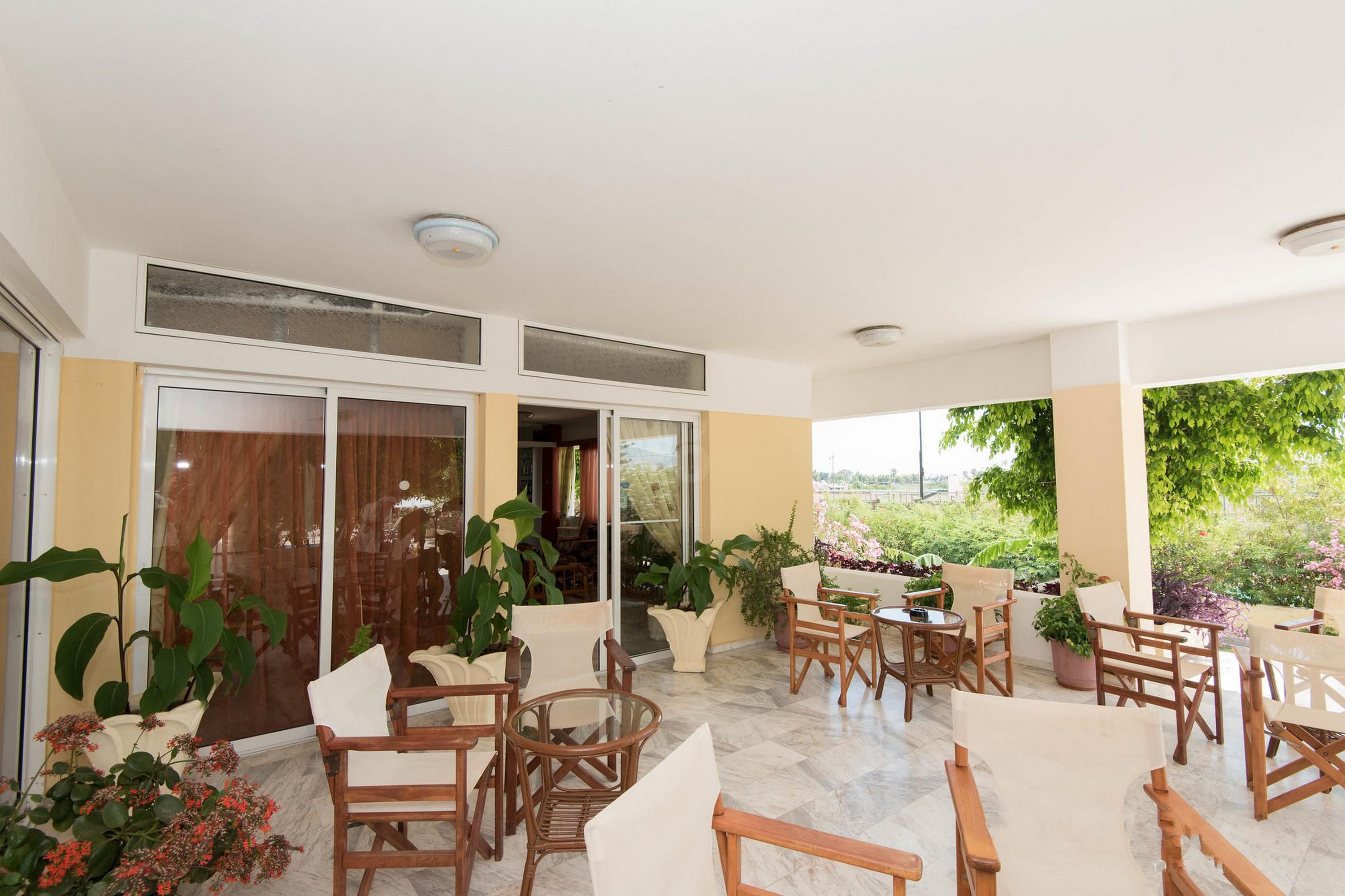 Leonidas Hotel And Studios - фото