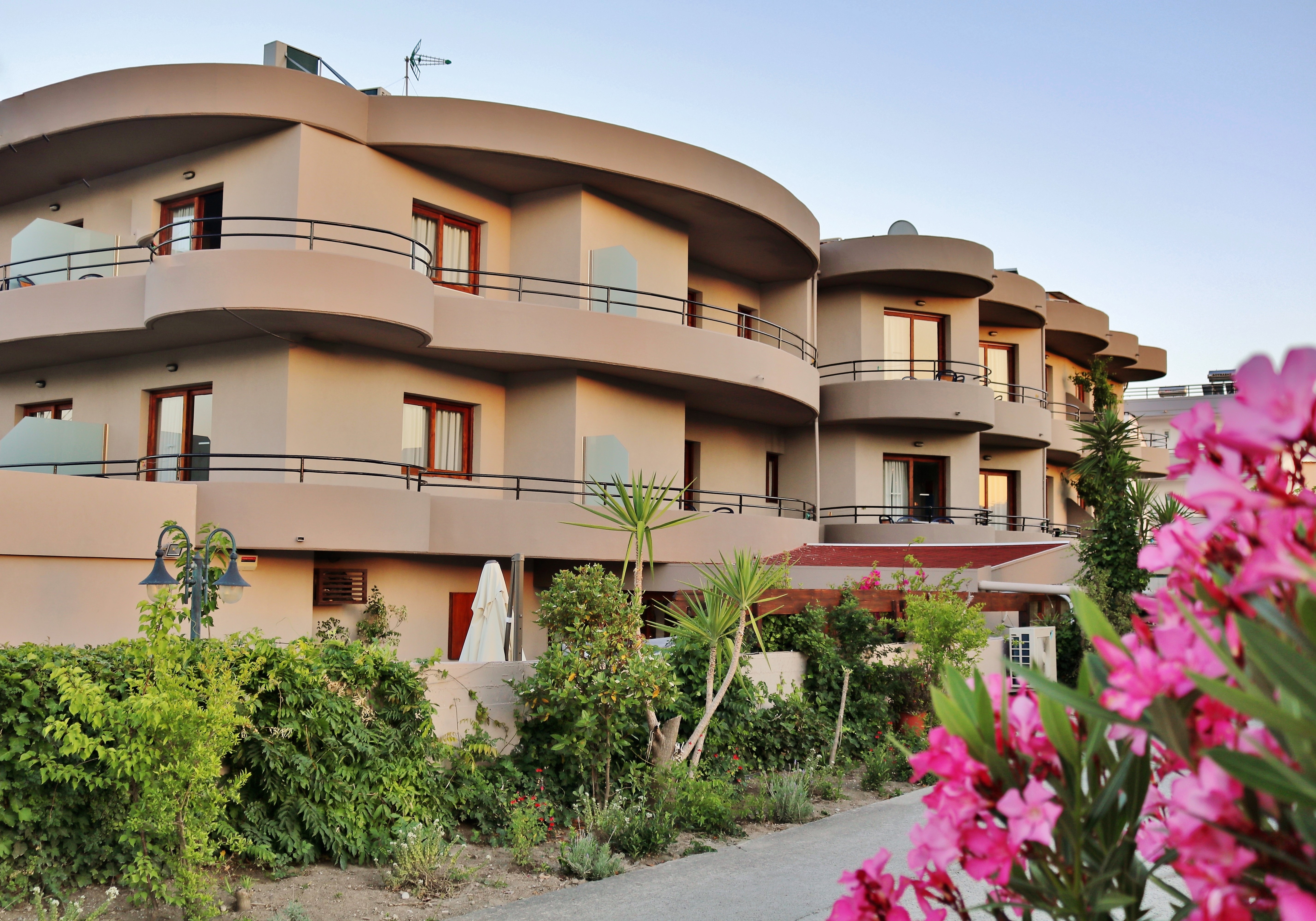 Johnmary Studios - фото