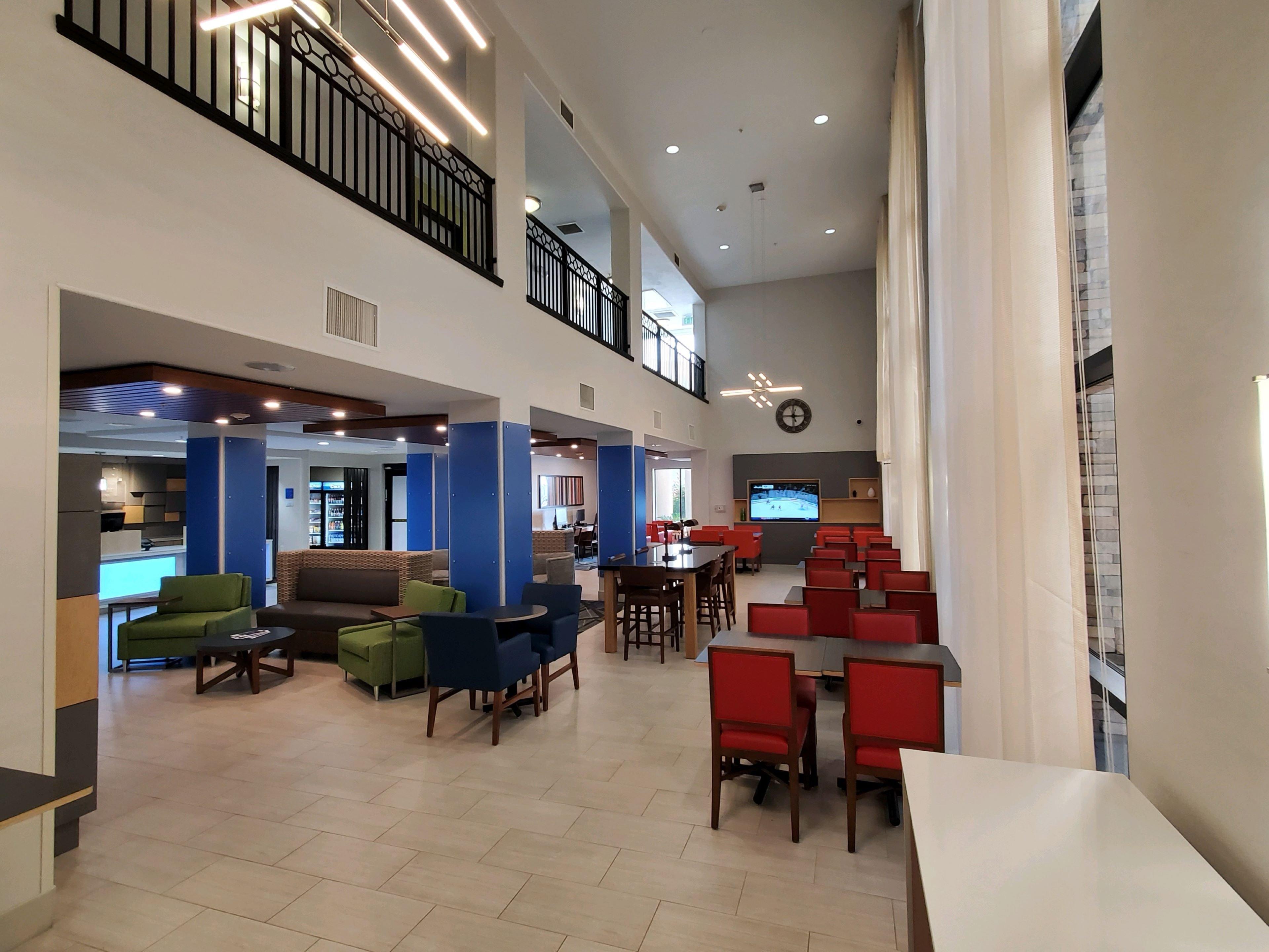 Holiday Inn Express & Suites Phoenix-Glendale