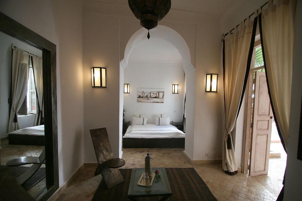 RIAD ANYSSATES by null