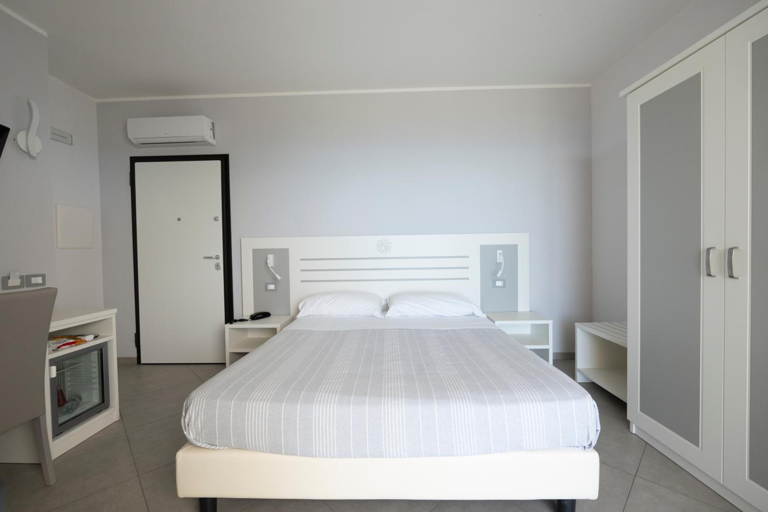 Hotel Baia Di Trainiti